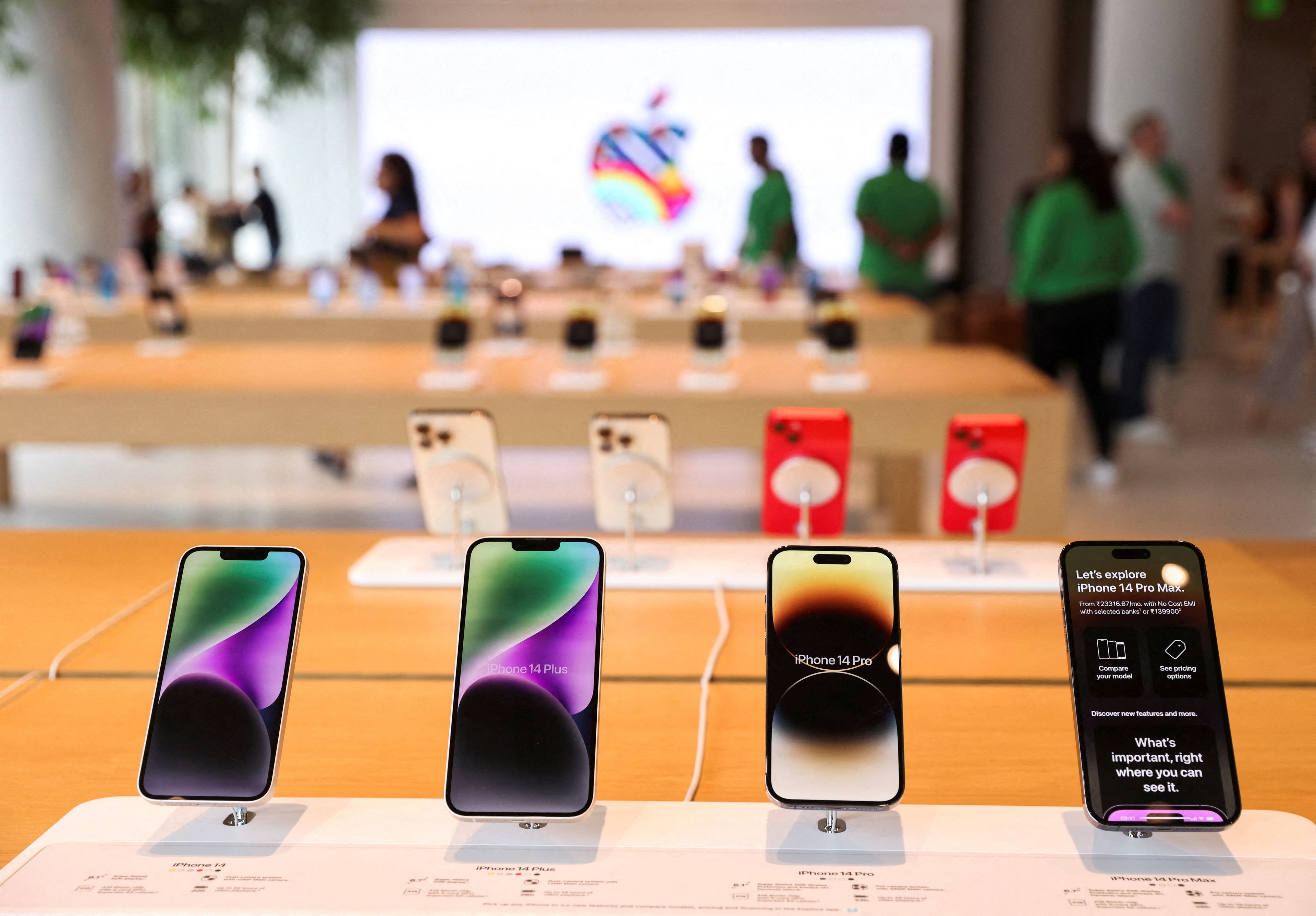 Varios iPhone en una Apple Store