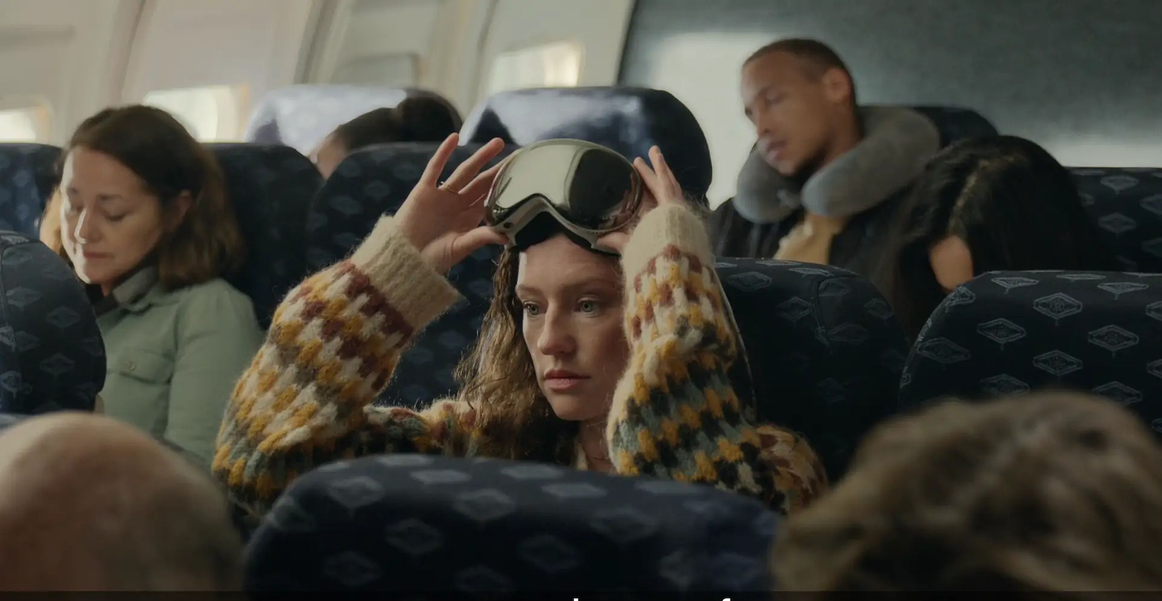 Una mujer con unas Vision Pro de Apple en un avión.