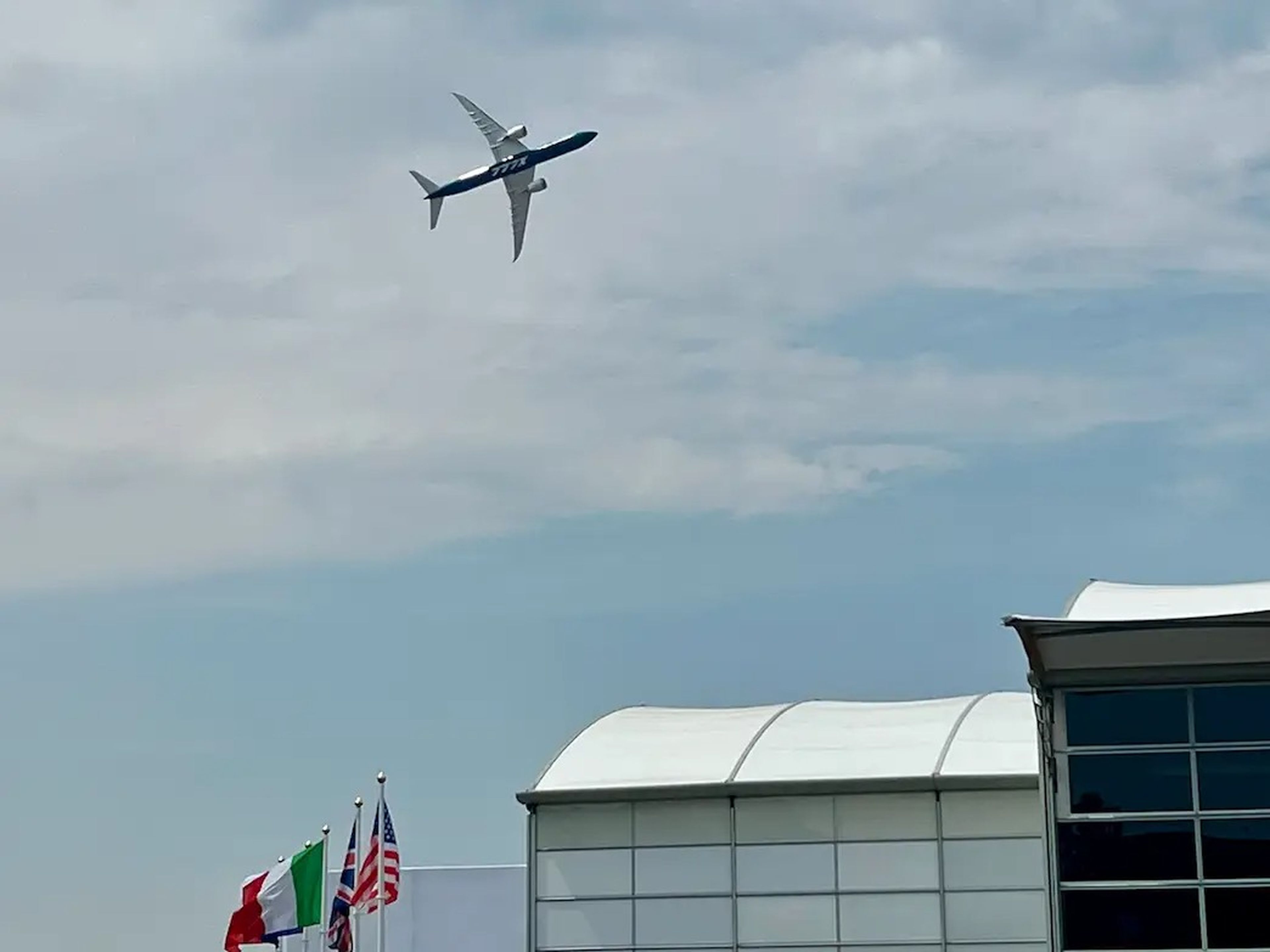El avión 777X sobrevolando Inglaterra en el Salón Aeronáutico de Farnborough en 2022.