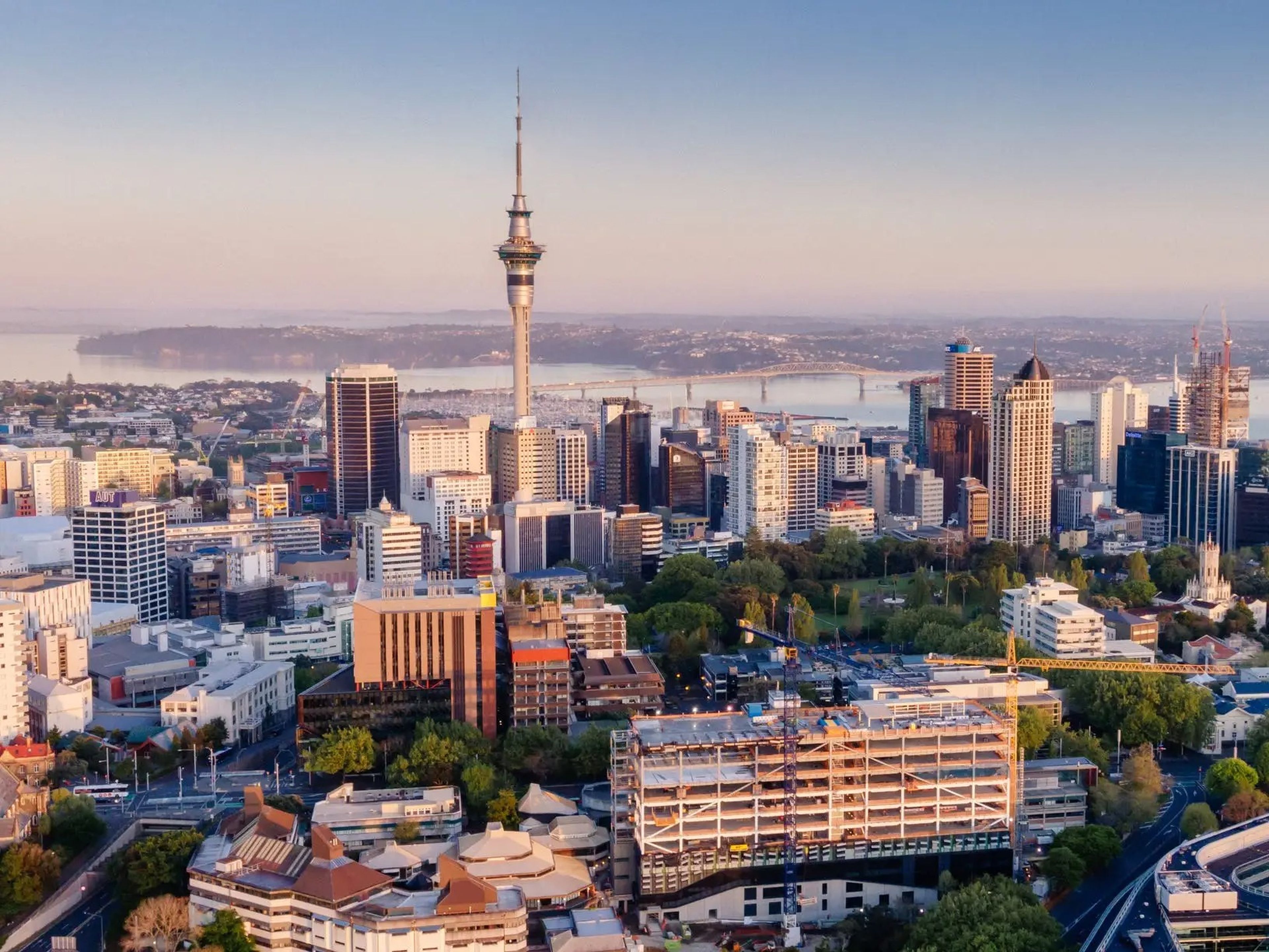Vista aérea de Auckland en Nueva Zelanda al atardecer.