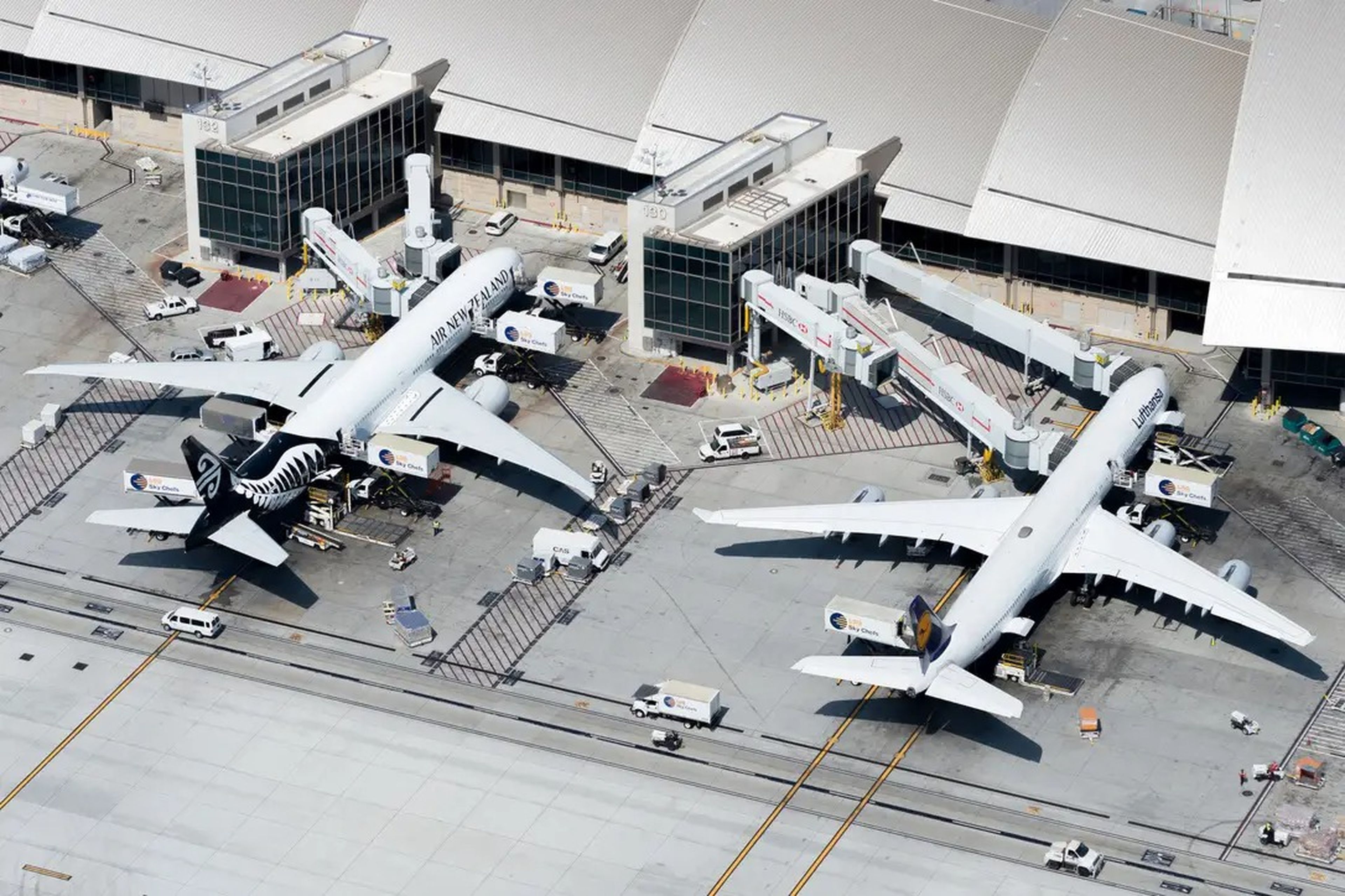 Boeing 777 de Air New Zealand (izquierda) en la puerta de embarque del aeropuerto de Los Ángeles.