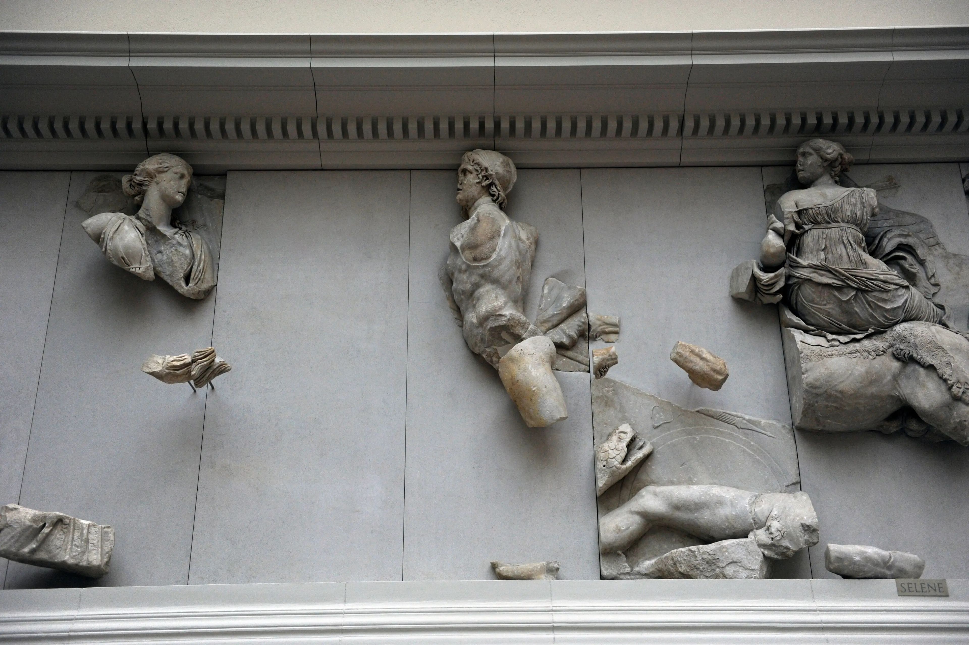 El altar de Pérgamo en el museo homónimo de Berlín, Alemania. De izquierda a derecha: Tea con sus oponentes, un gigante caído y Selene a horcajadas sobre una mula.