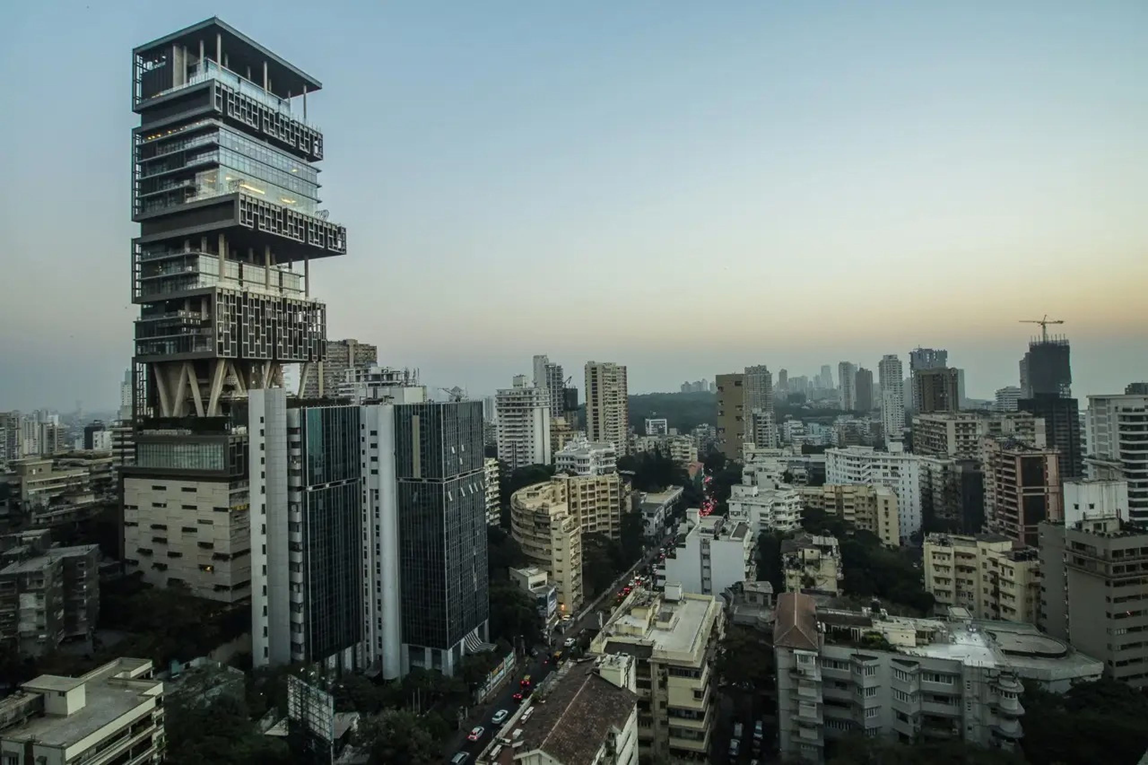 La torre Antilia se alza sobre el skyline de Mumbai.