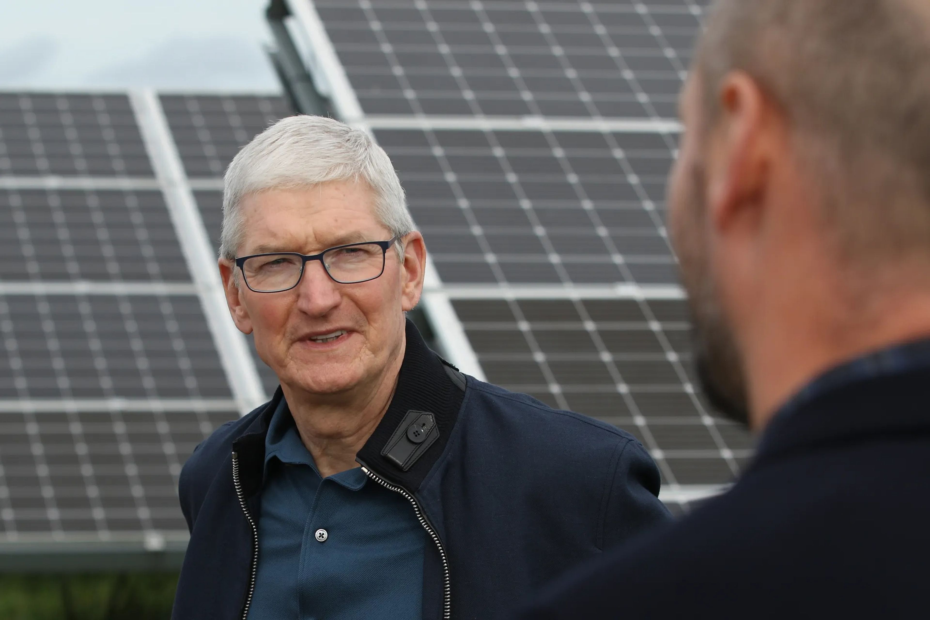 Tim Cook, CEO de Apple, habla con un empleado en un parque solar de Hanstholm (Dinamarca).
