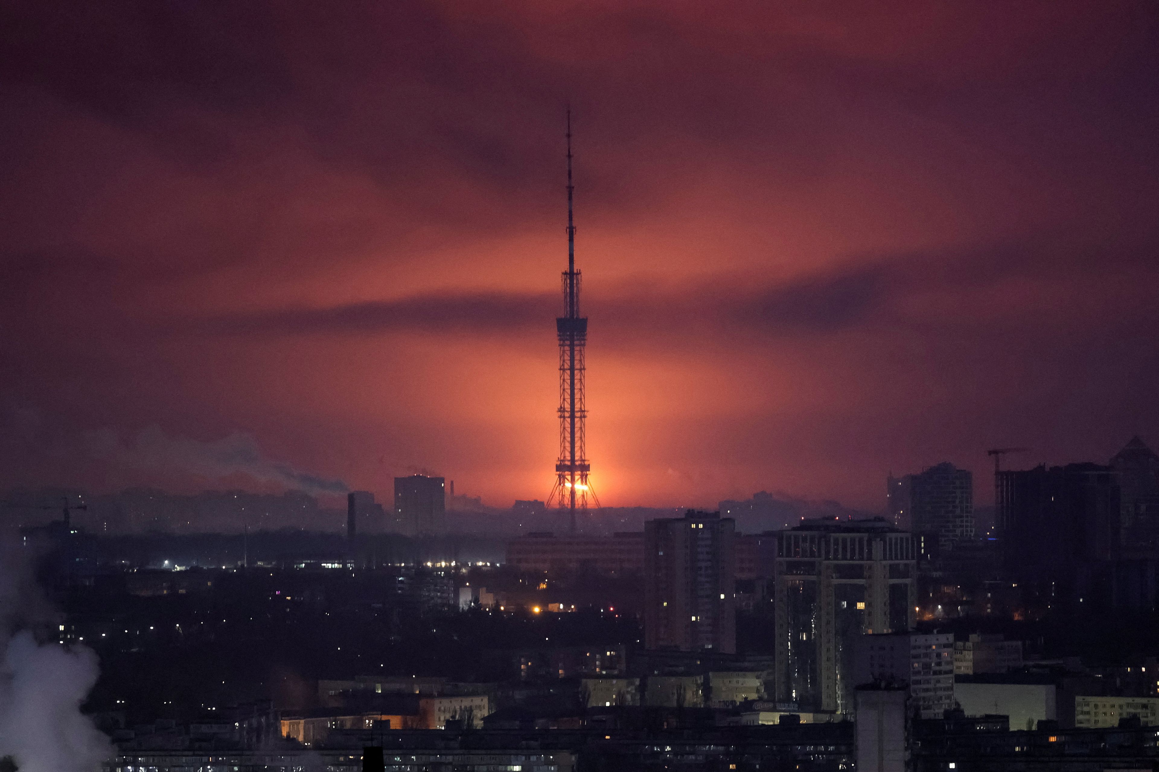 La foto del día: Rusia ha atacado durante las últimas horas Kiev, la capital de Ucrania, con al menos una treintena de misiles de crucero y balísticos, provocando daños en varios distritos. La imagen muestra la explosión de un misil sobre el ciel.