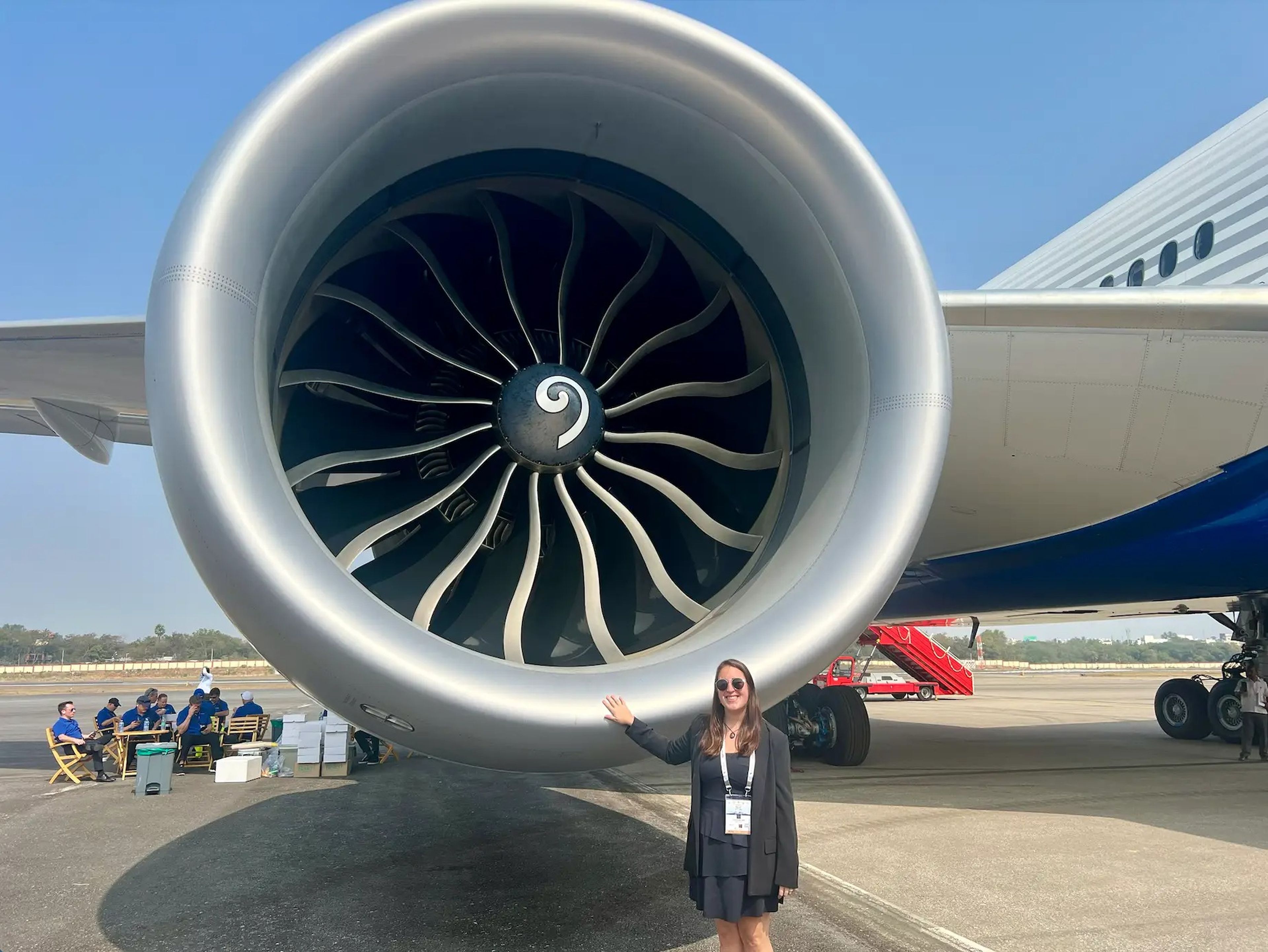 La autora junto al gigantesco motor GE9X en el salón aeronáutico de la India.