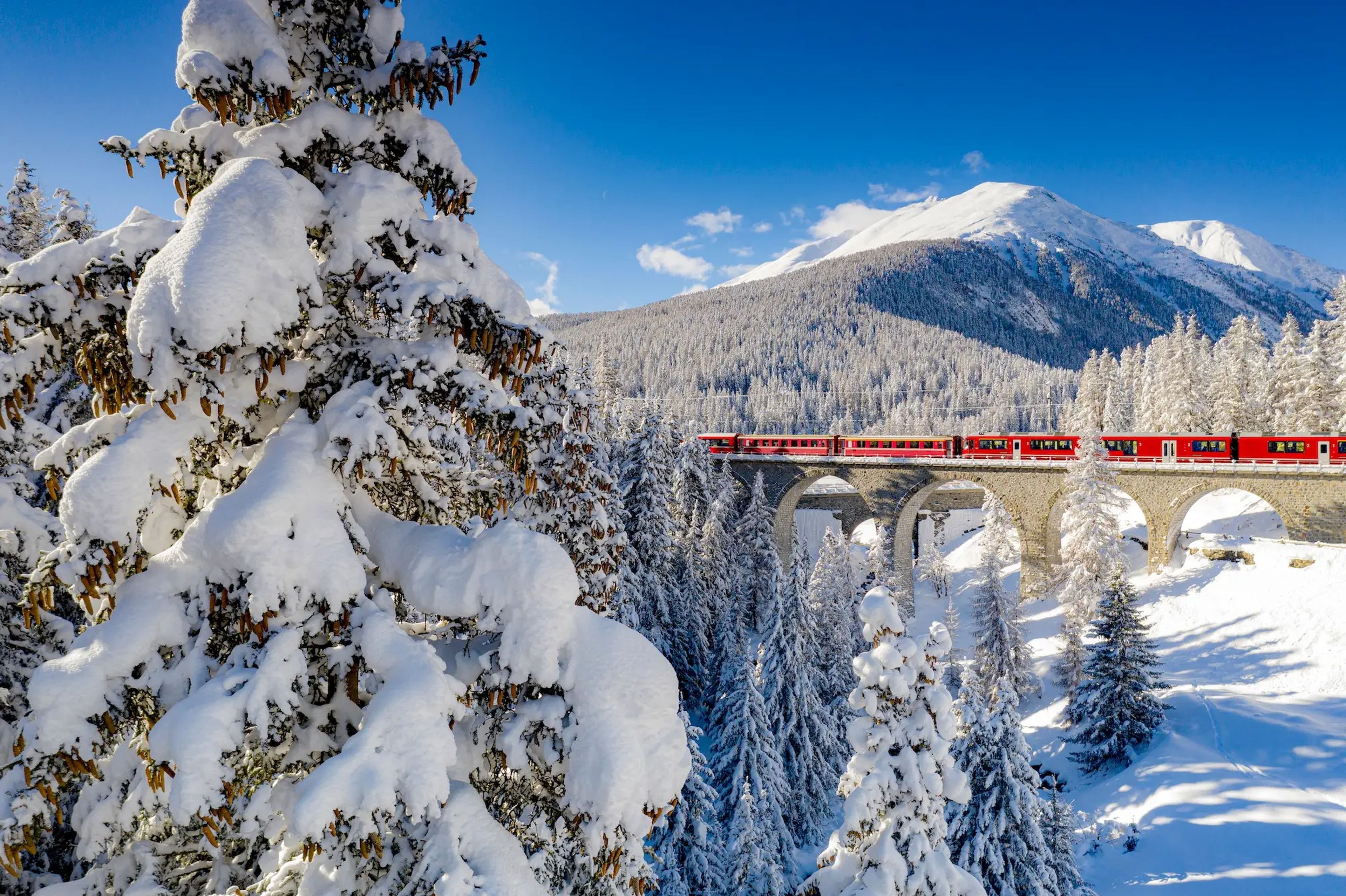 El tren Bernina Express en Suiza.