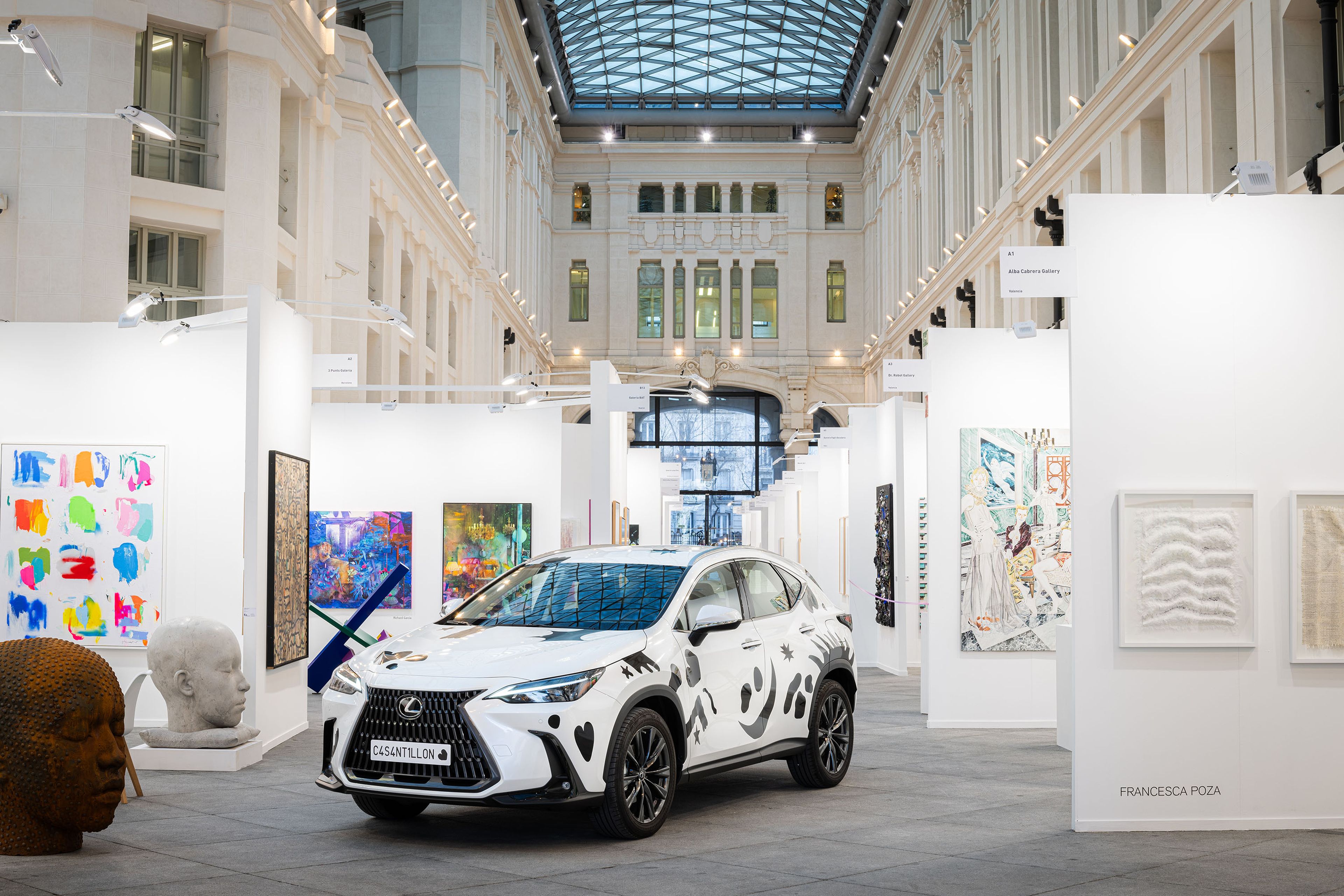 El modelo Lexus NX creado por Casa Antillón asoma en Art Madrid, en la Galería de Cristal del Palacio de Cibeles