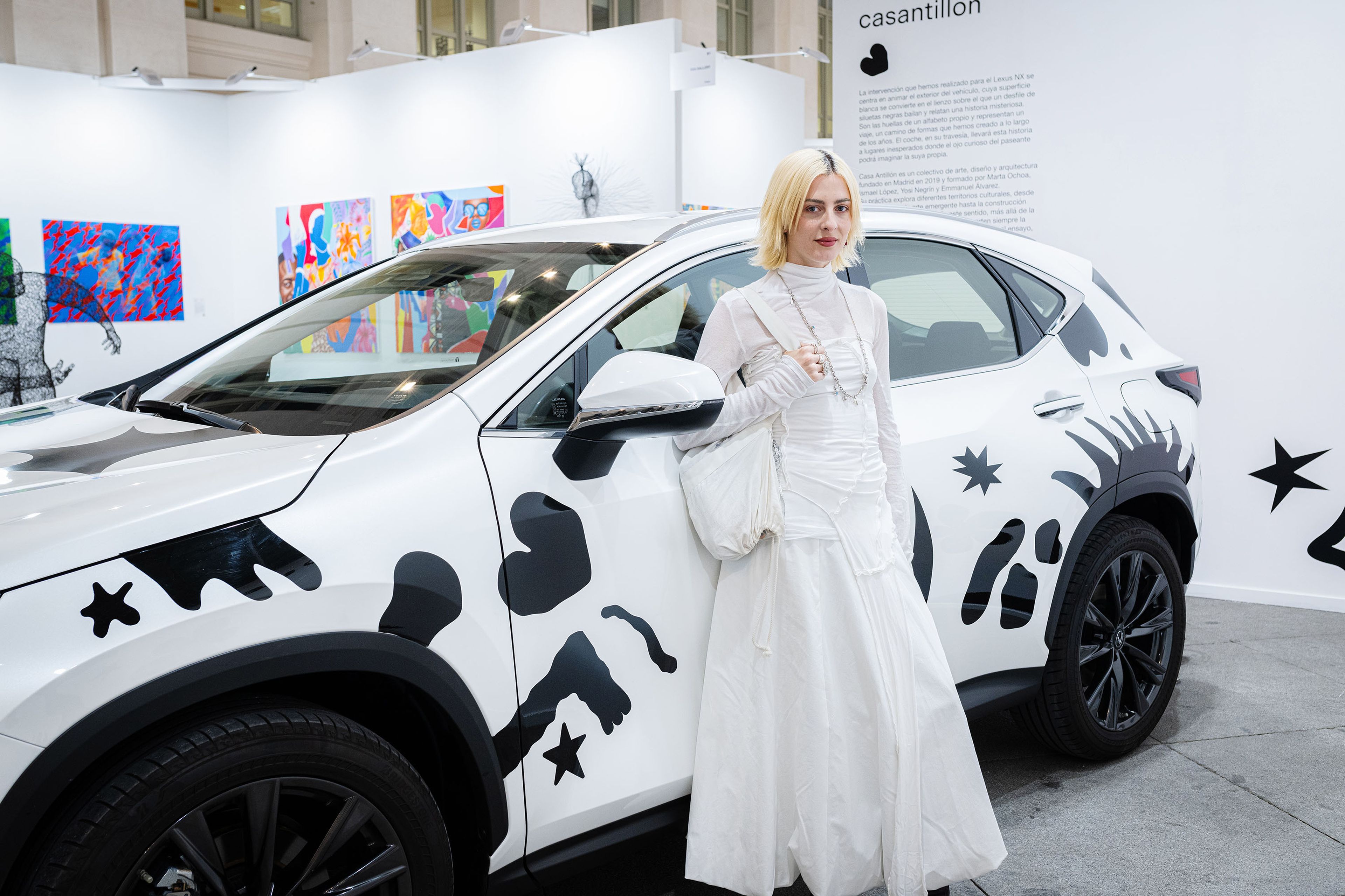 Marta Ochoa, miembro de Casa Antillón, posa junto al Lexus NX en Art Madrid