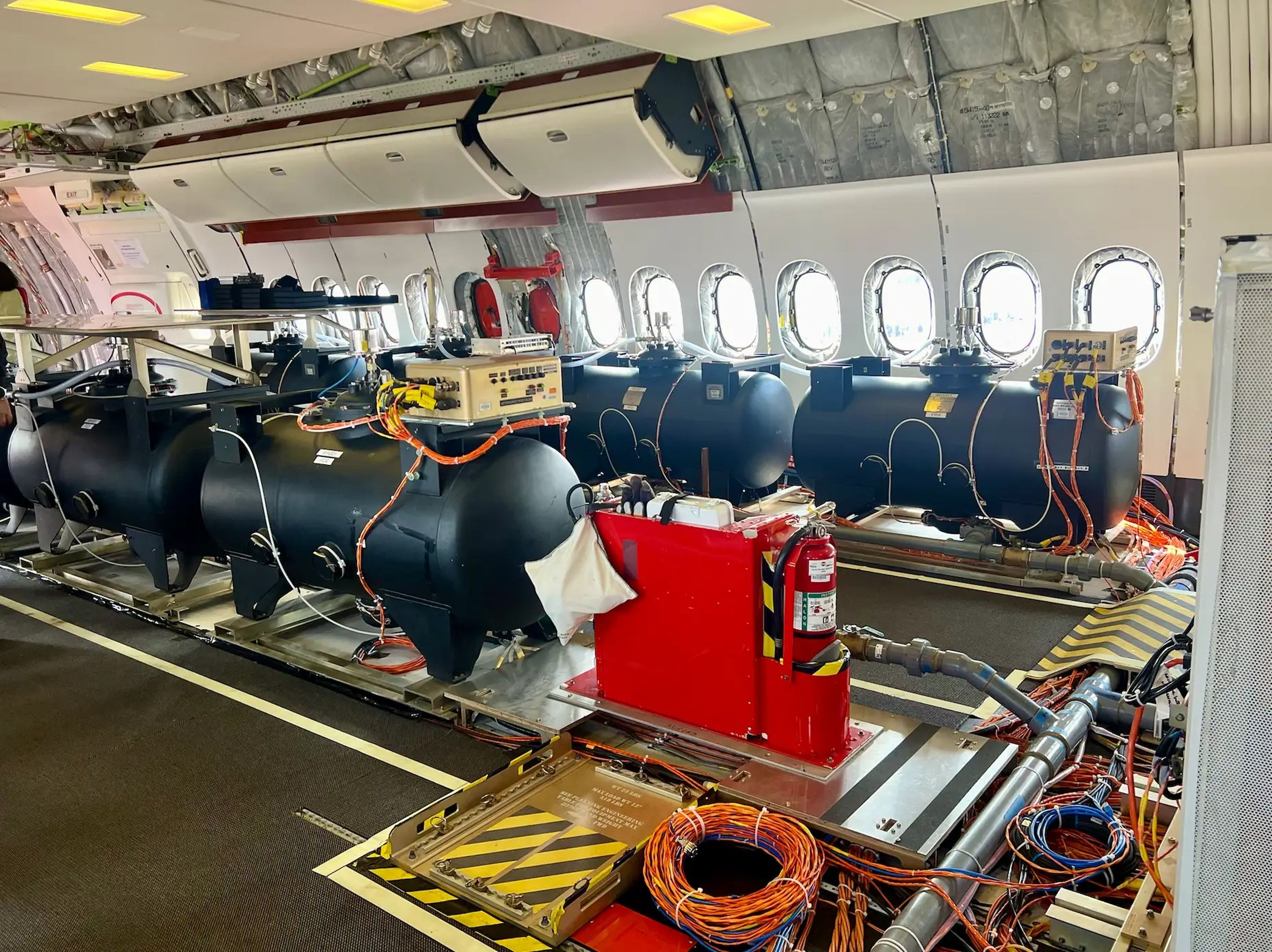 Los barriles de agua permiten a los ingenieros controlar el centro de gravedad del avión durante los vuelos de prueba.