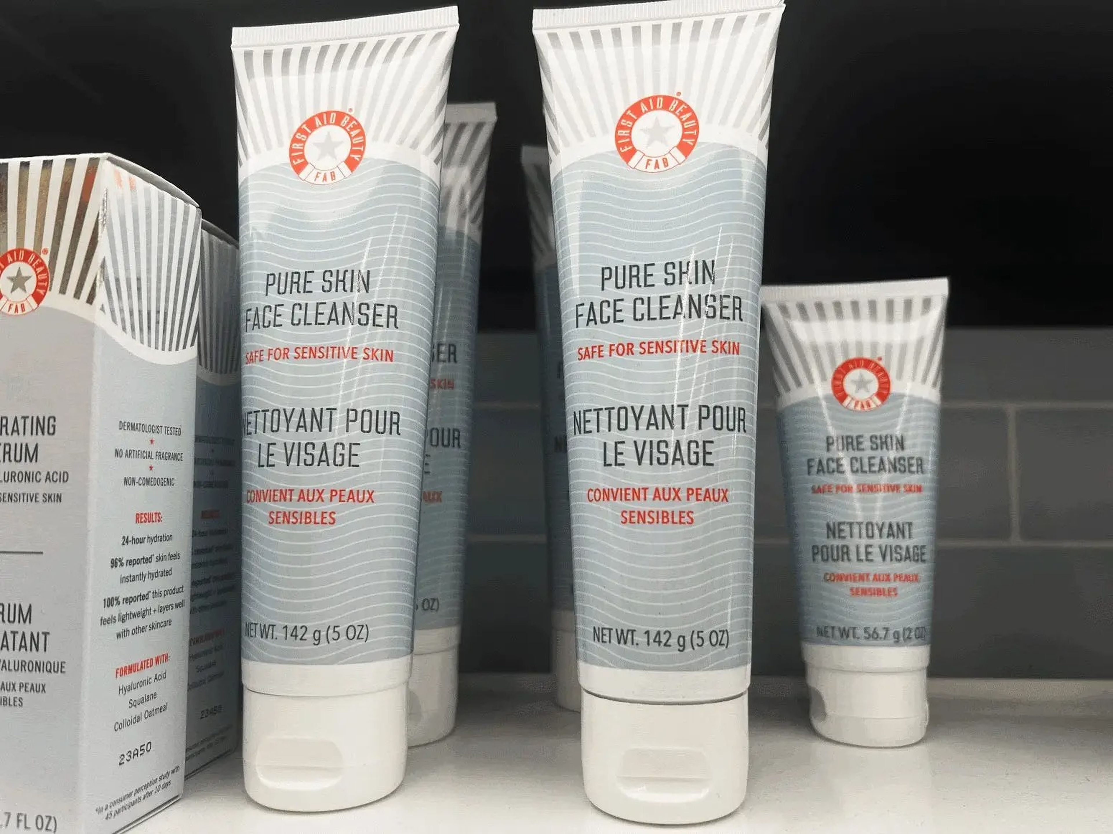 El limpiador facial pure-skin de First Aid Beauty es un gran producto a base de crema.