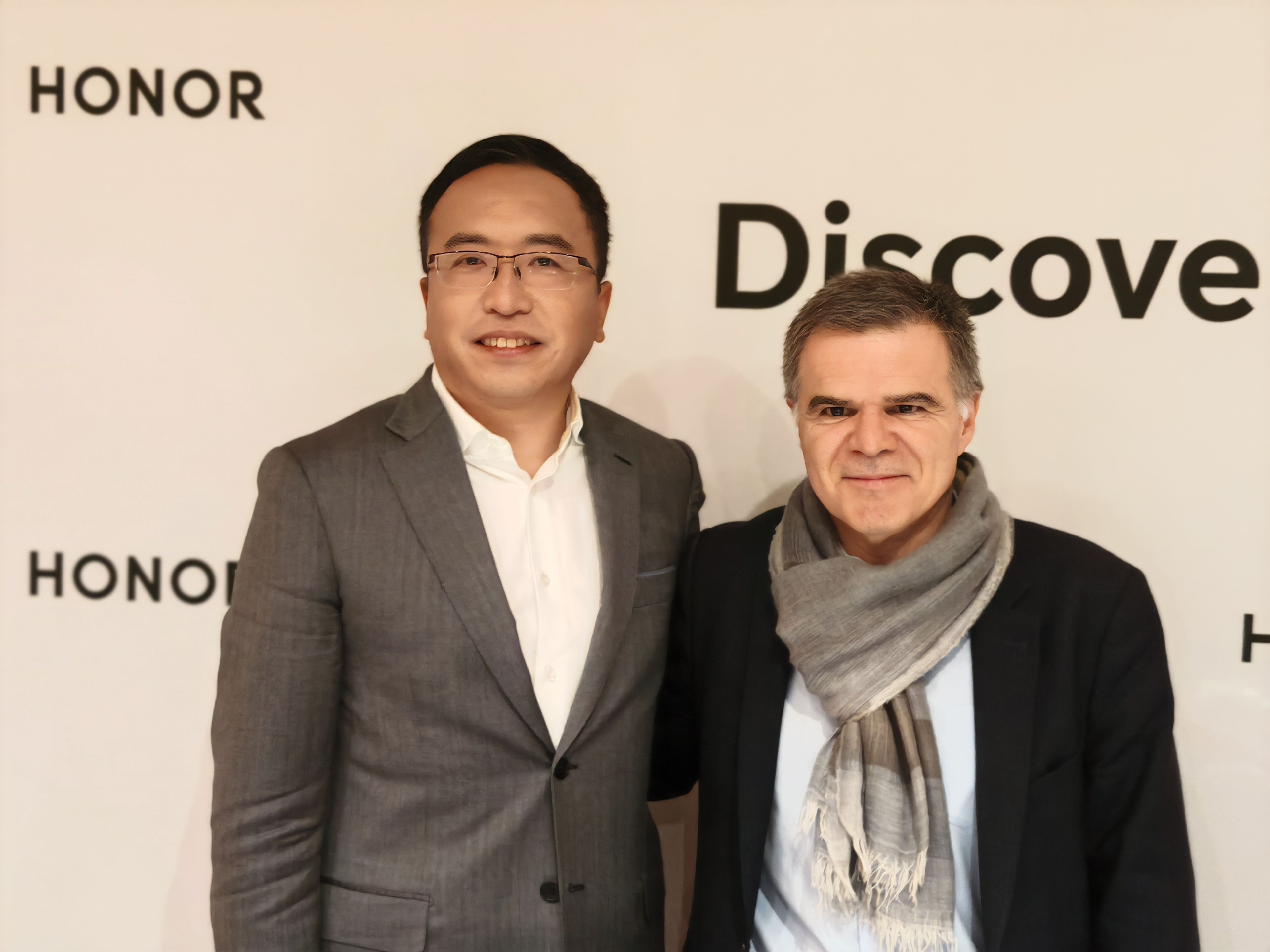 El CEO de Honor, George Zhao (izquierda), posa junto a Philippe Lucas, vicepresidente de Innovación, Dispositivos y Partnerships de Orange (derecha) durante el MWC 2024.
