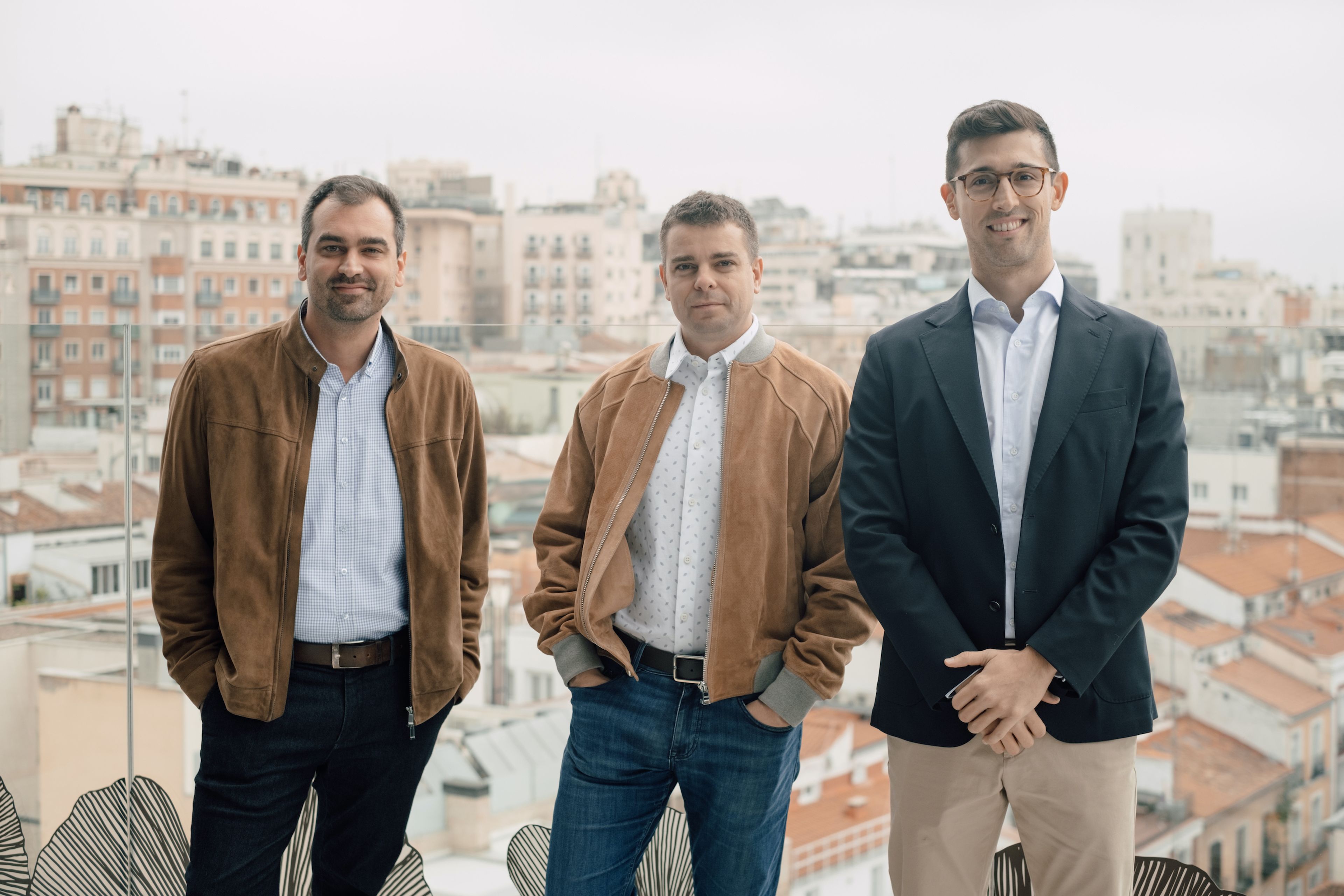 Los cofundadores de Payhawk Konstantin Dzhengozov (CFO) y Hristo Borisov (CEO), junto al director de Payhawk en España Iñigo Aguirre.