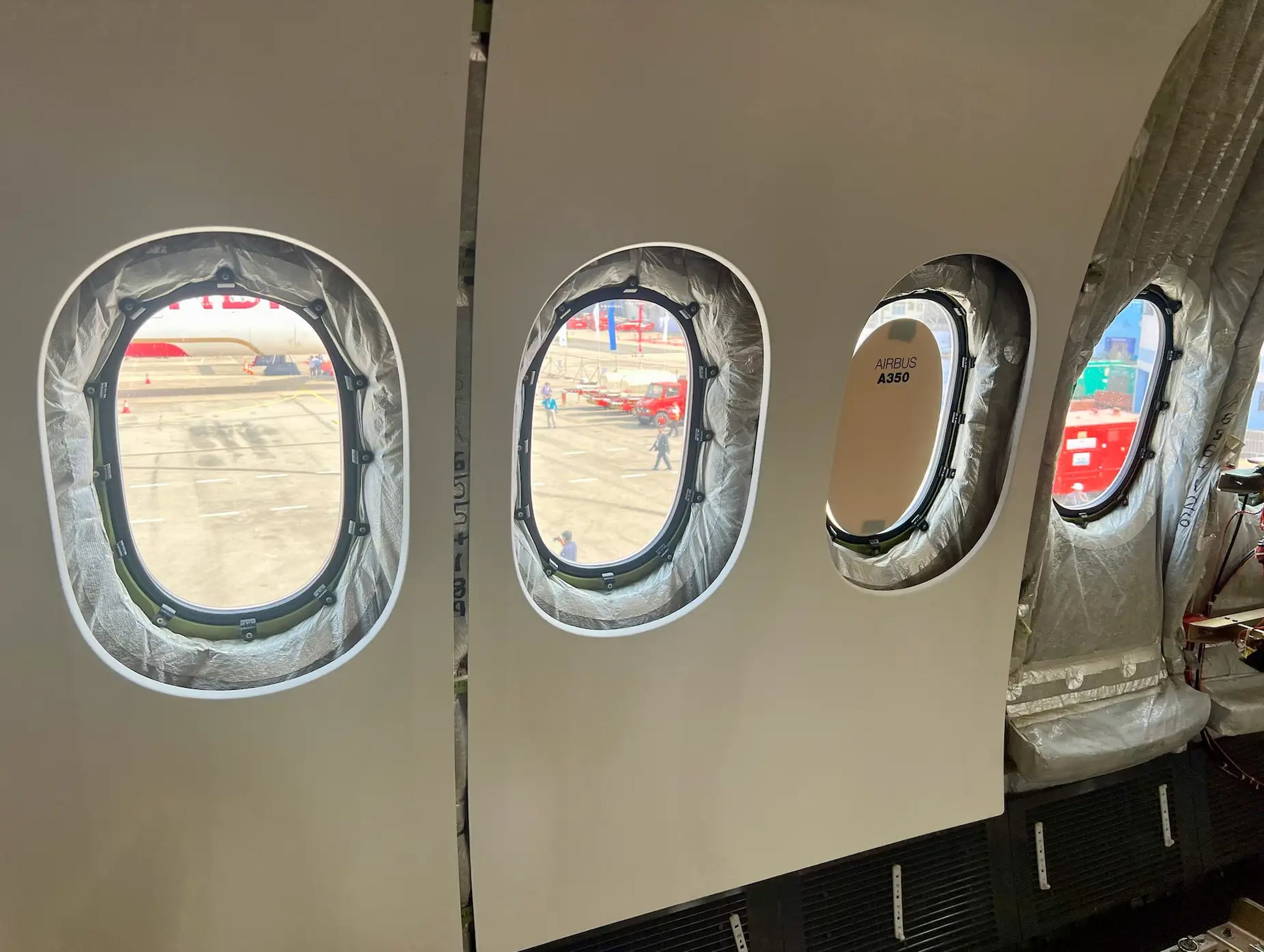 La diferencia de tamaño entre las ventanillas del 777X y el A350.