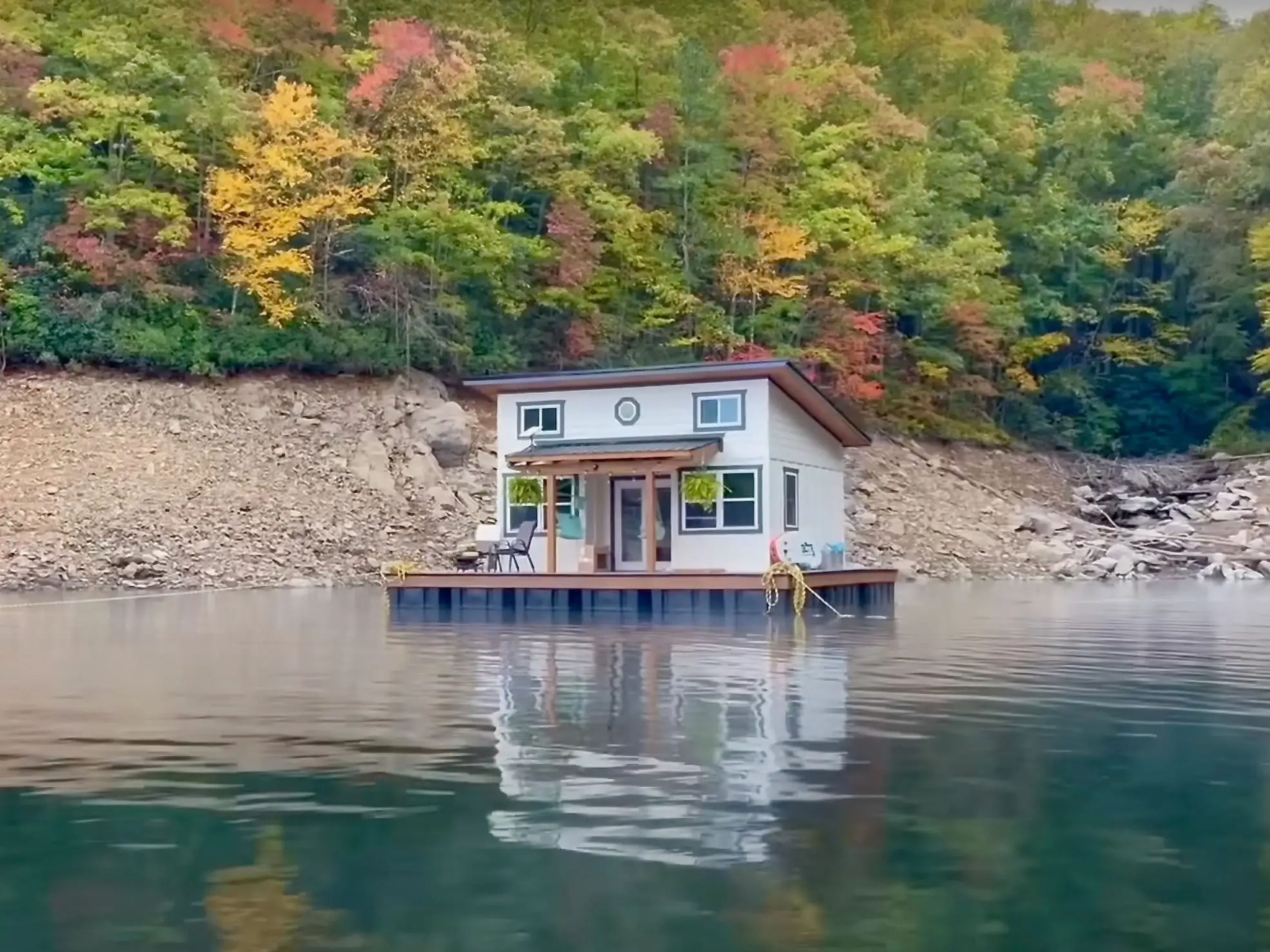 La pareja construyó una casa flotante en medio de un lago de Carolina del Norte.