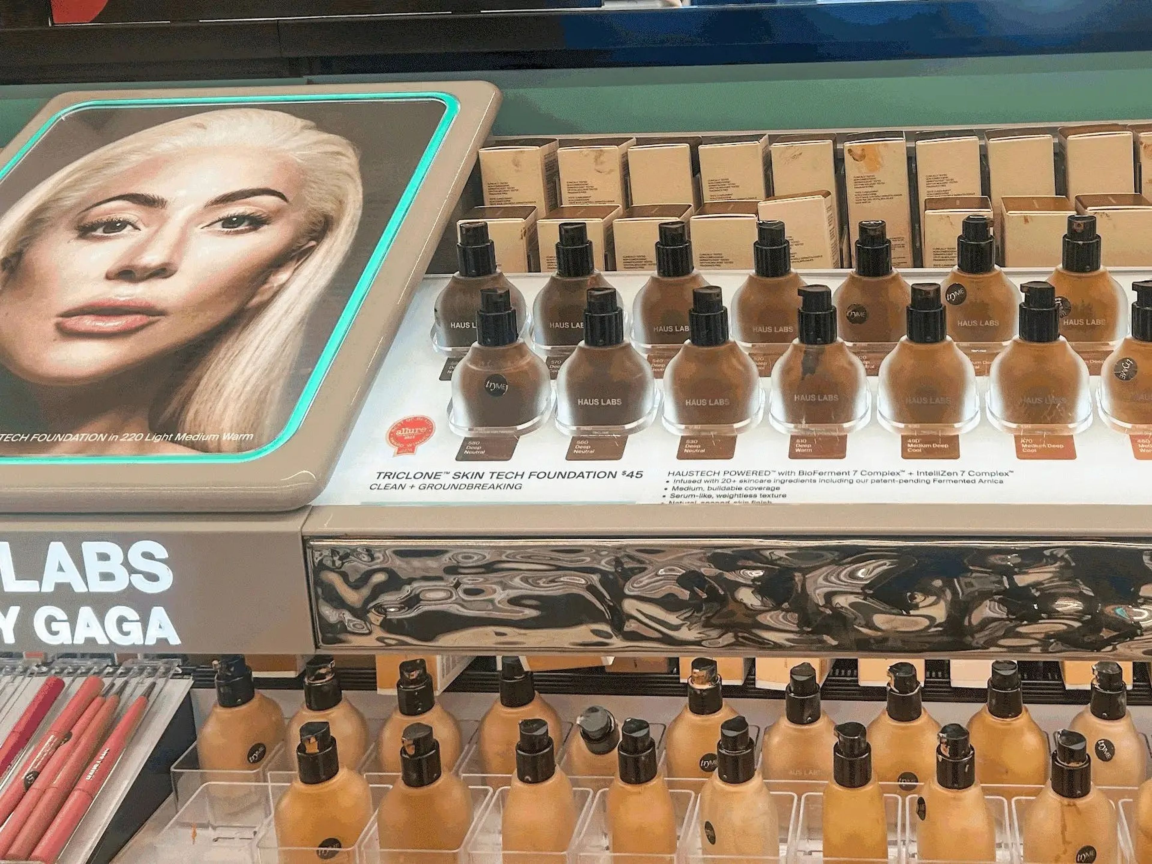 La base de maquillaje Haus Labs by Lady Gaga Triclone Skin Tech tiene una fórmula increíble.