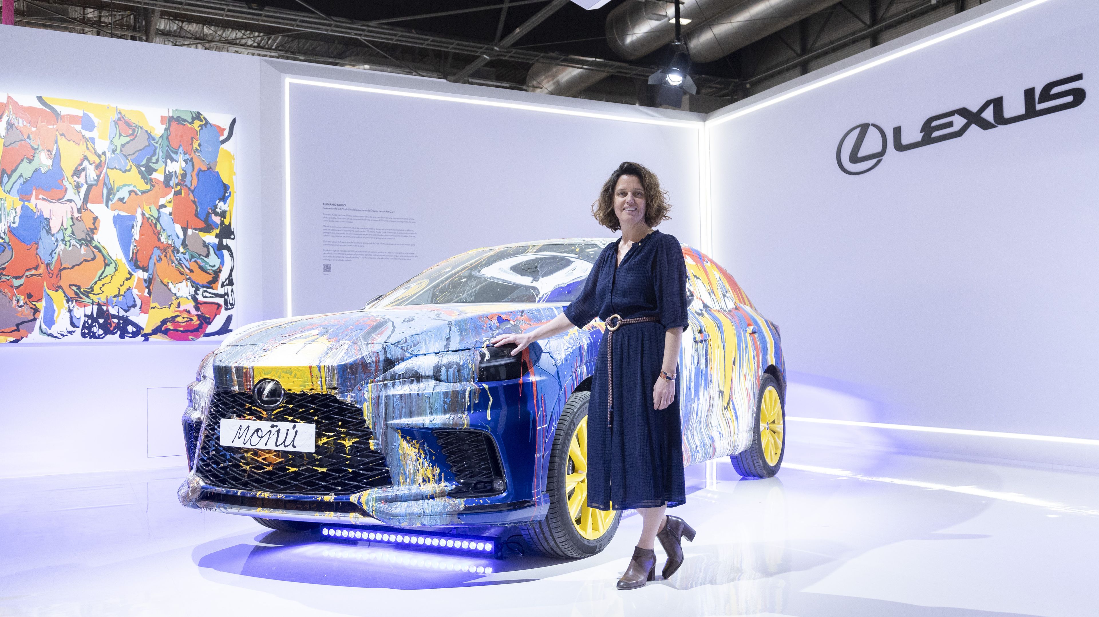 Mar Pieltain, directora de Lexus junto al RX ‘Kumano Kodo’ coche ganador de la edición 2023 del concurso Lexus Art Car, creado por el artista aragonés, José Moñú.