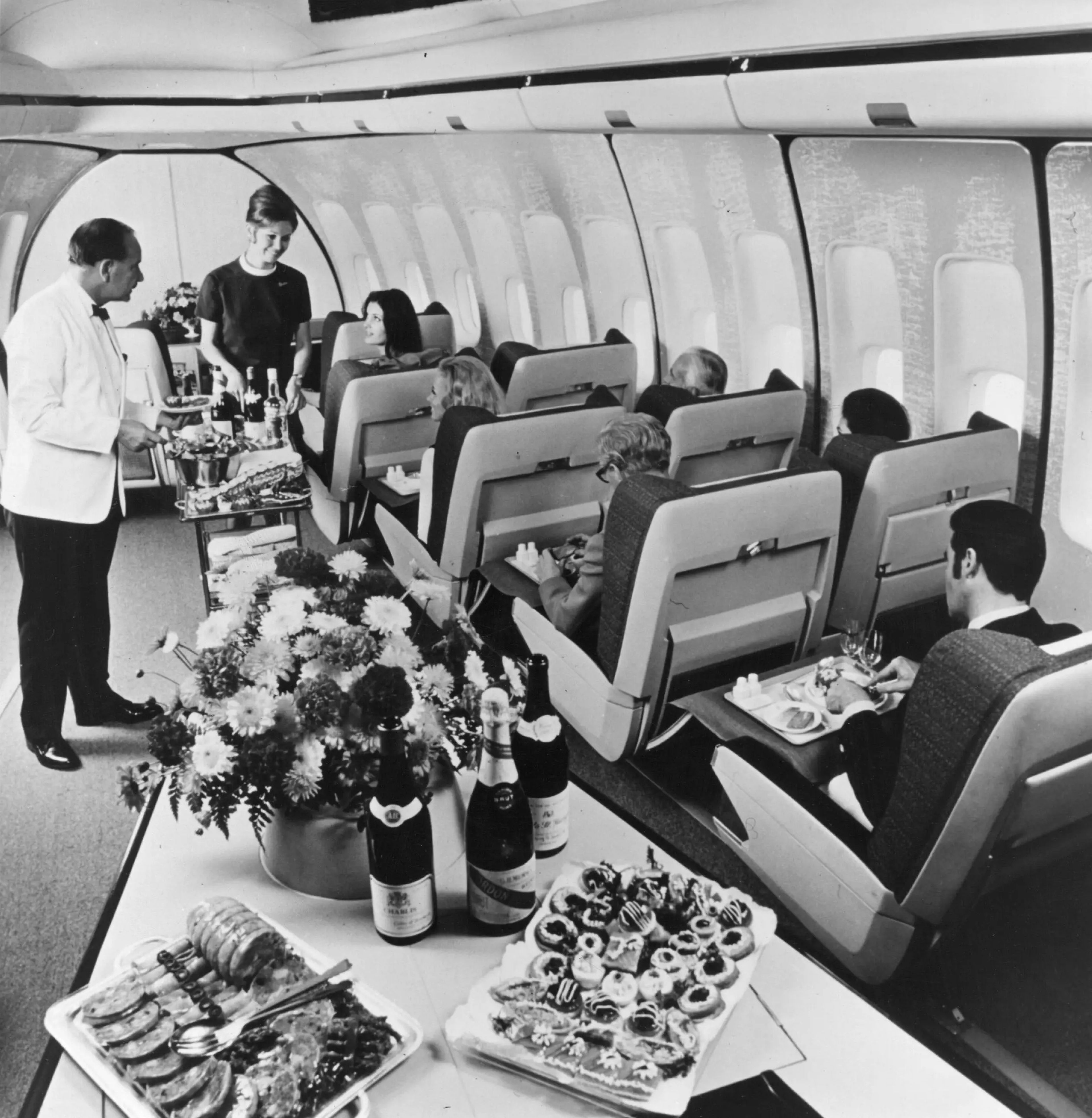 Los pasajeros de primera clase de un Jumbo Boeing 747 de BOAC almuerzan.