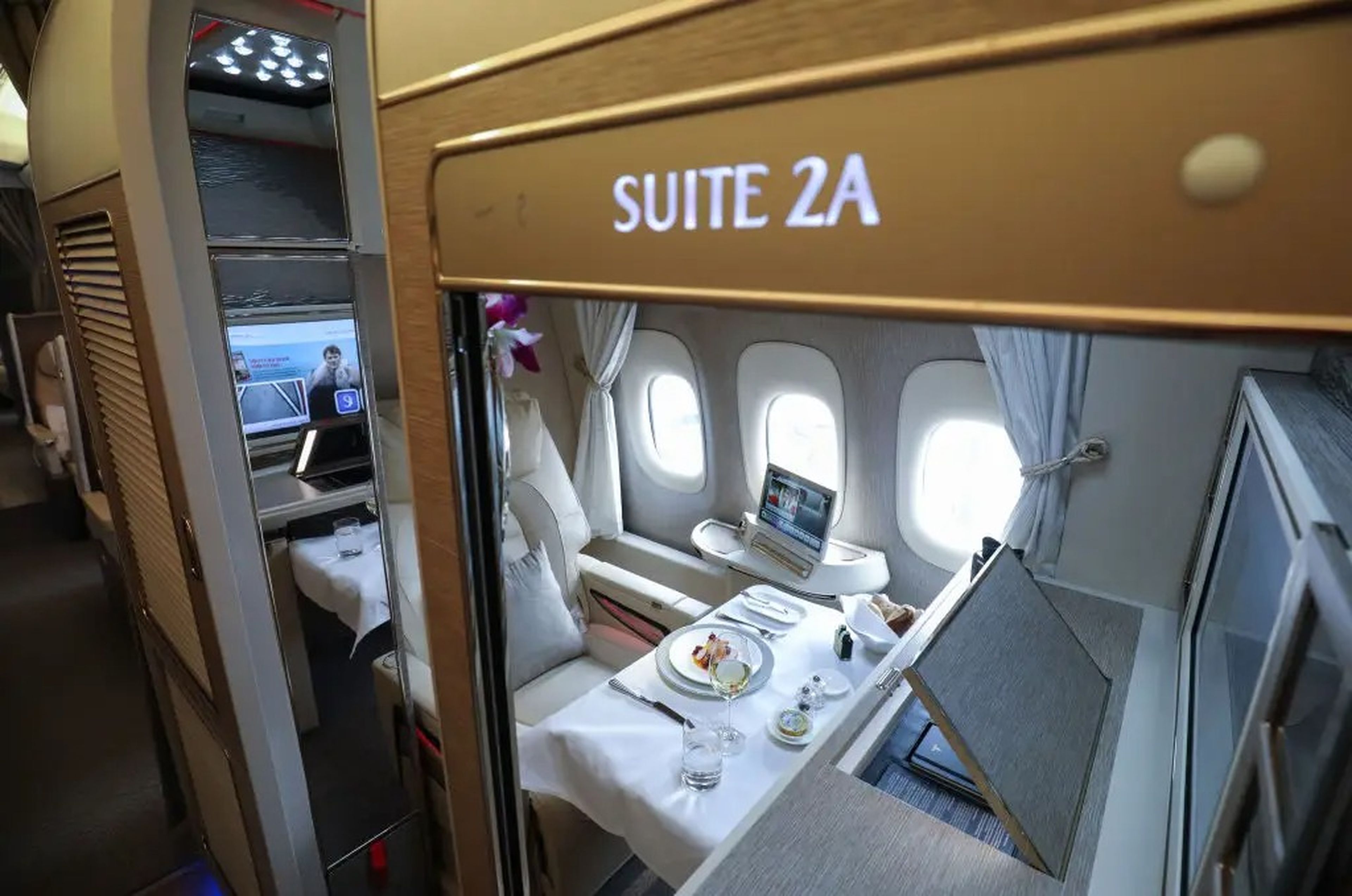 Una suite de primera clase a bordo del Boeing 777 de Emirates.