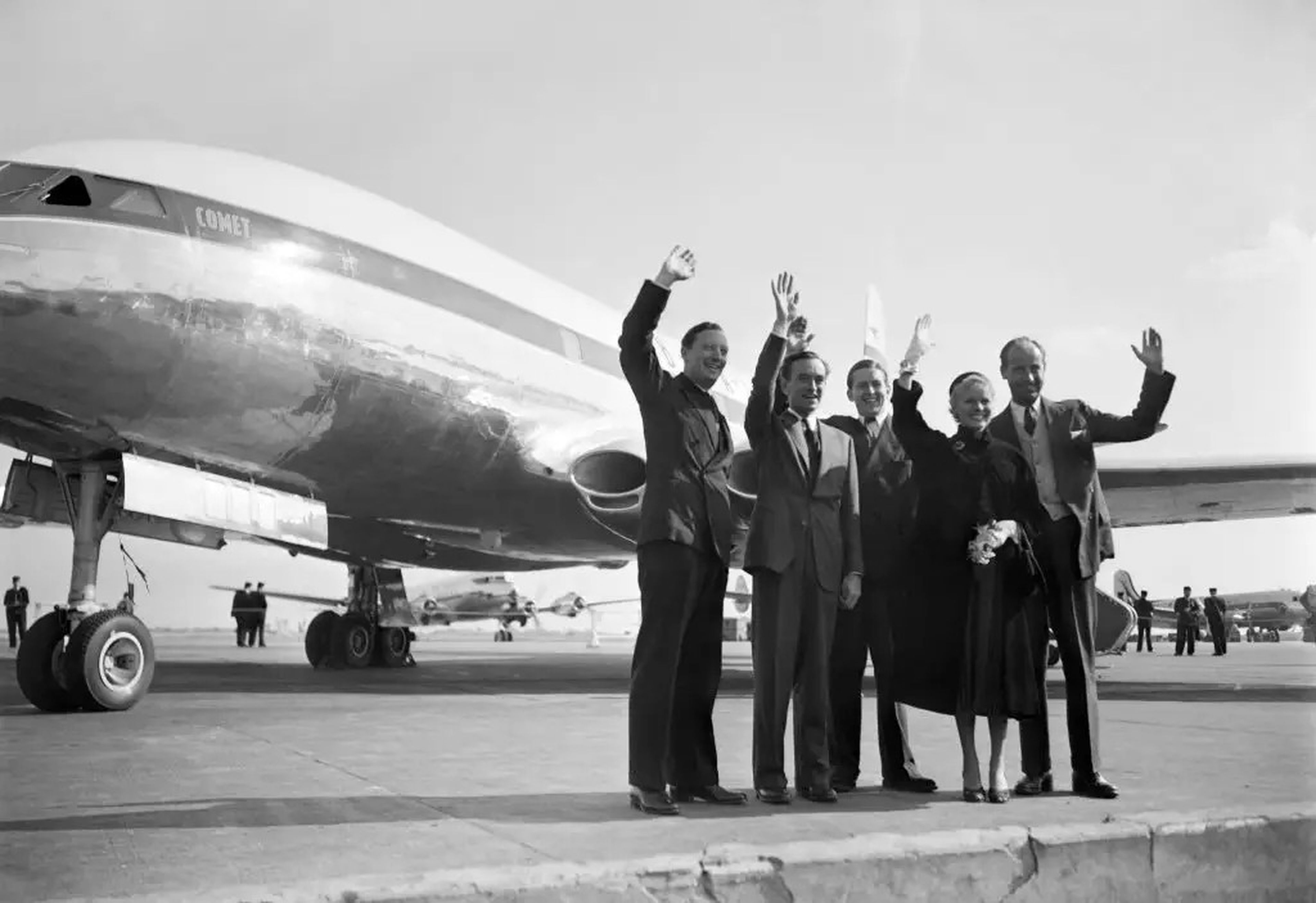 Miembros de la tripulación saludan tras el primer vuelo comercial del De Havilland DH Comet 1, el primer avión de línea del mundo, en 1952.