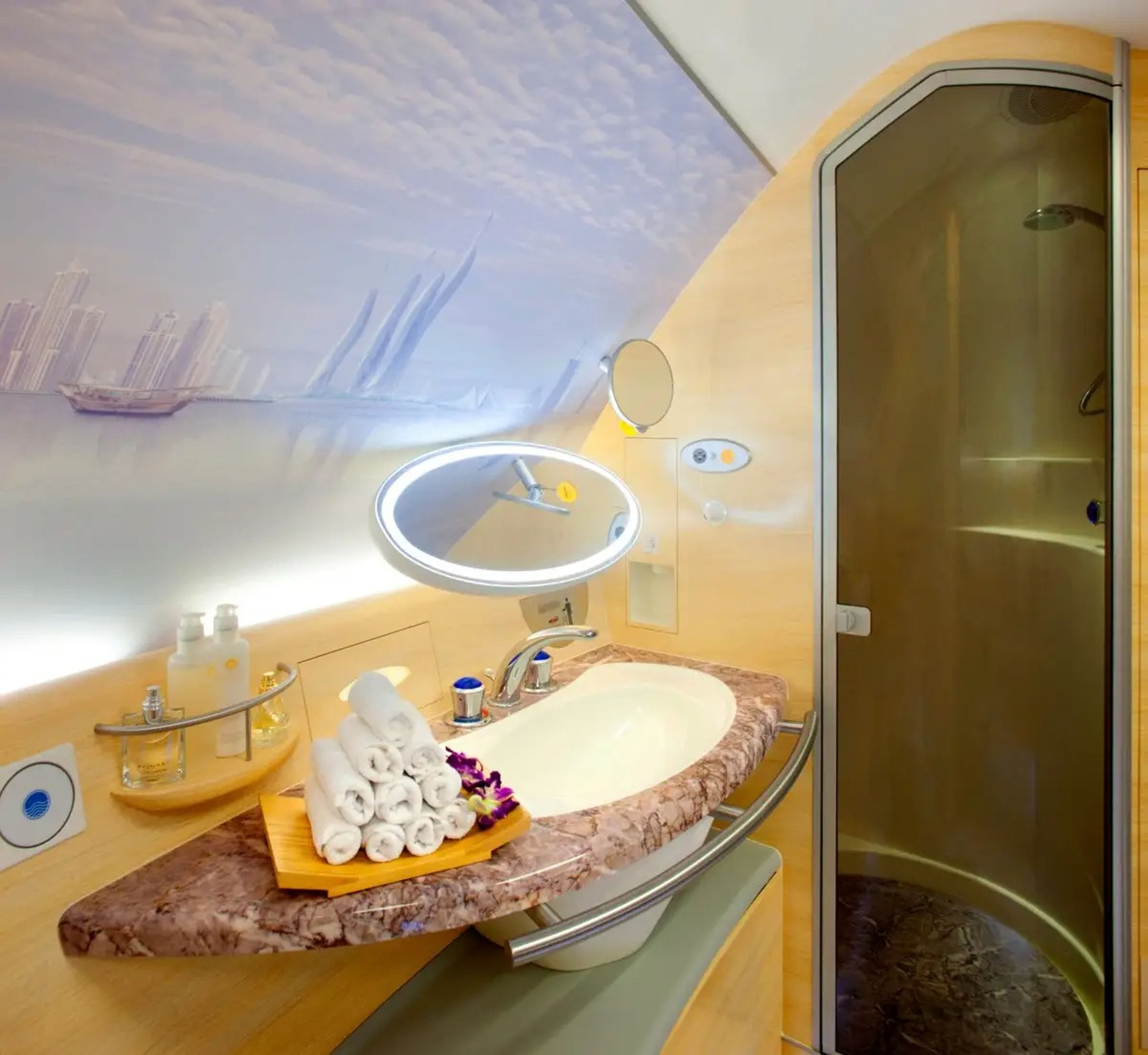 El baño de primera clase de un Airbus A380 de Emirates.