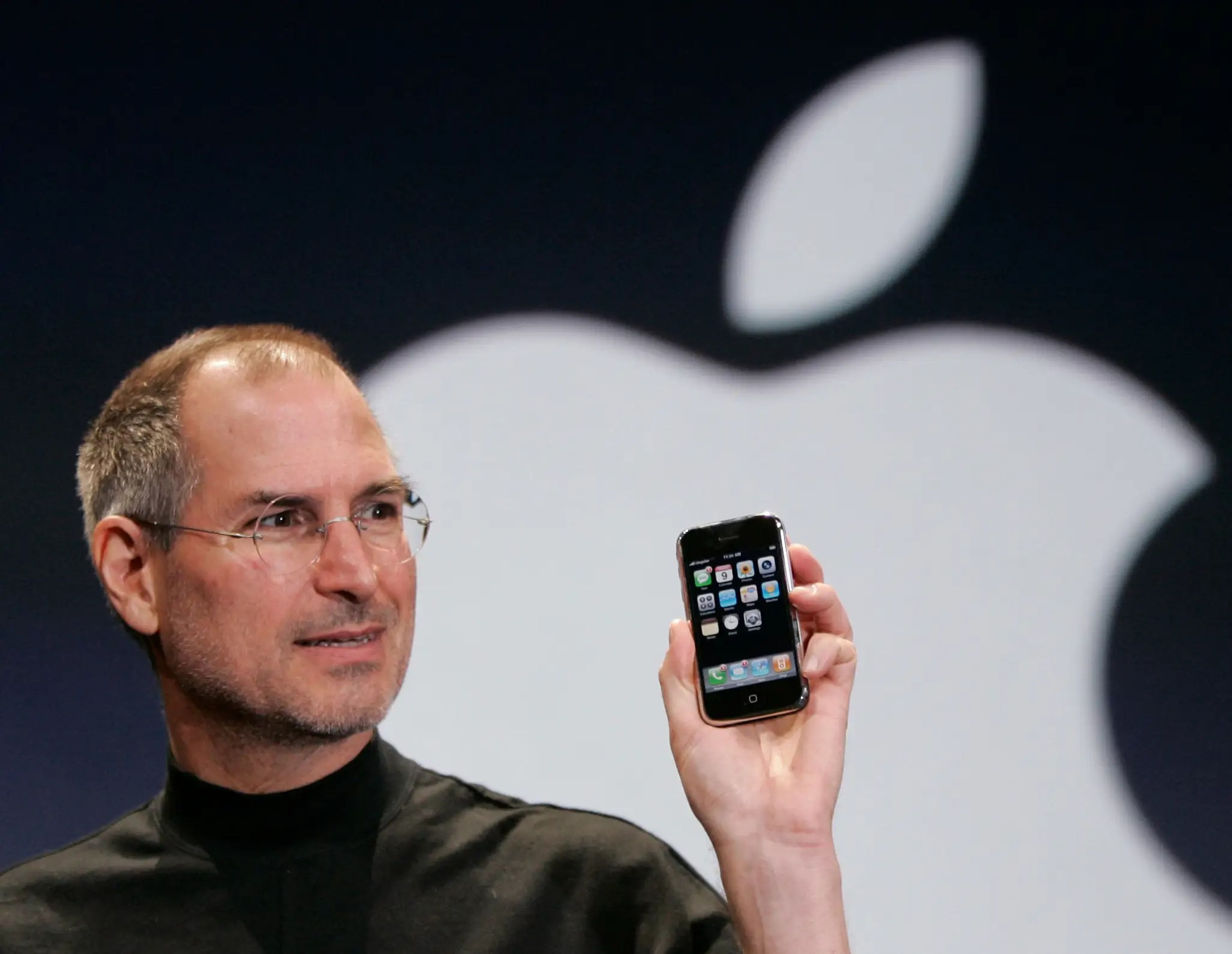 Steve Jobs presentó el primer iPhone en el año 2007.