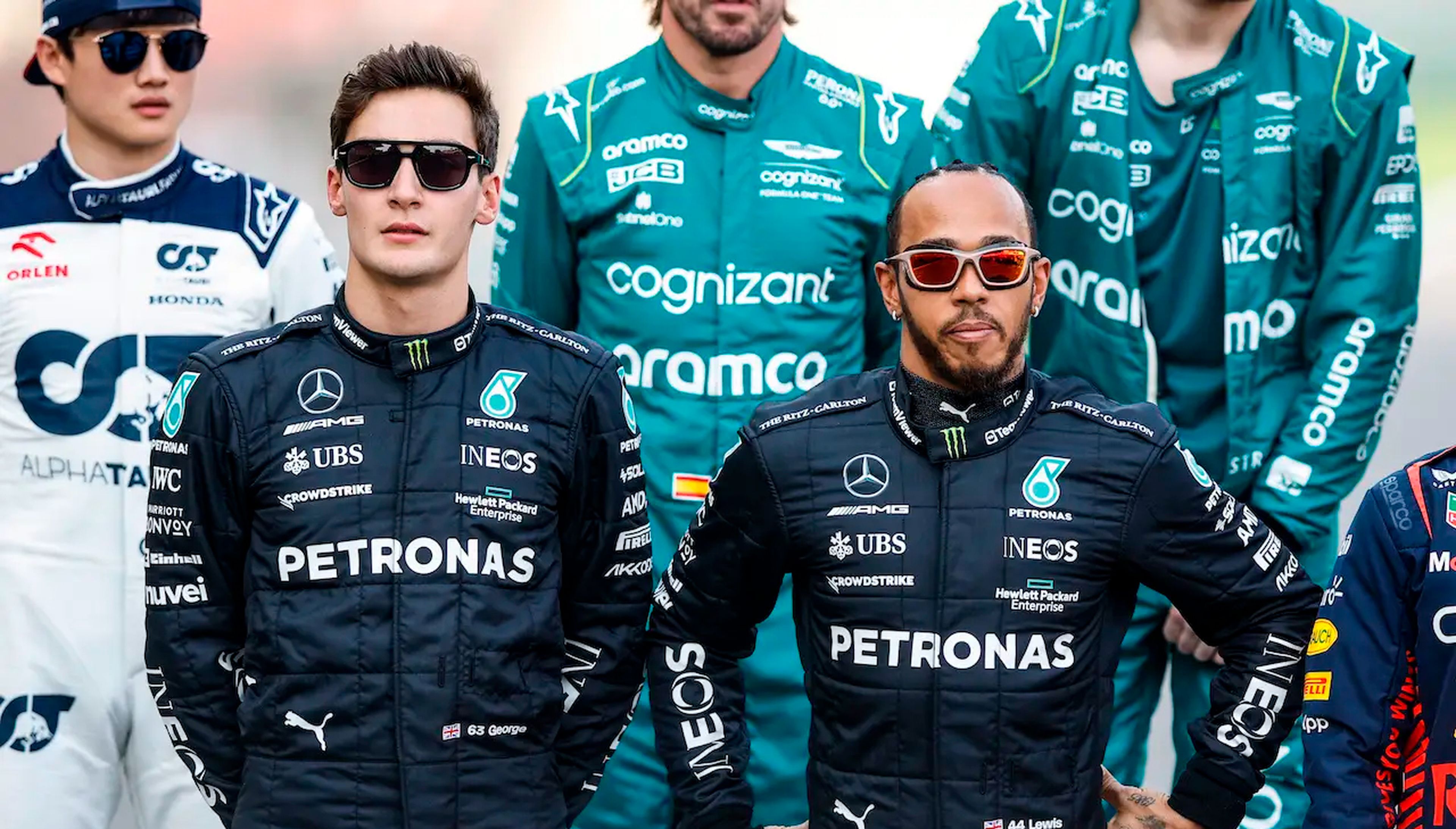 George Russell y Lewis Hamilton antes del Gran Premio de Bahréin de 2023.