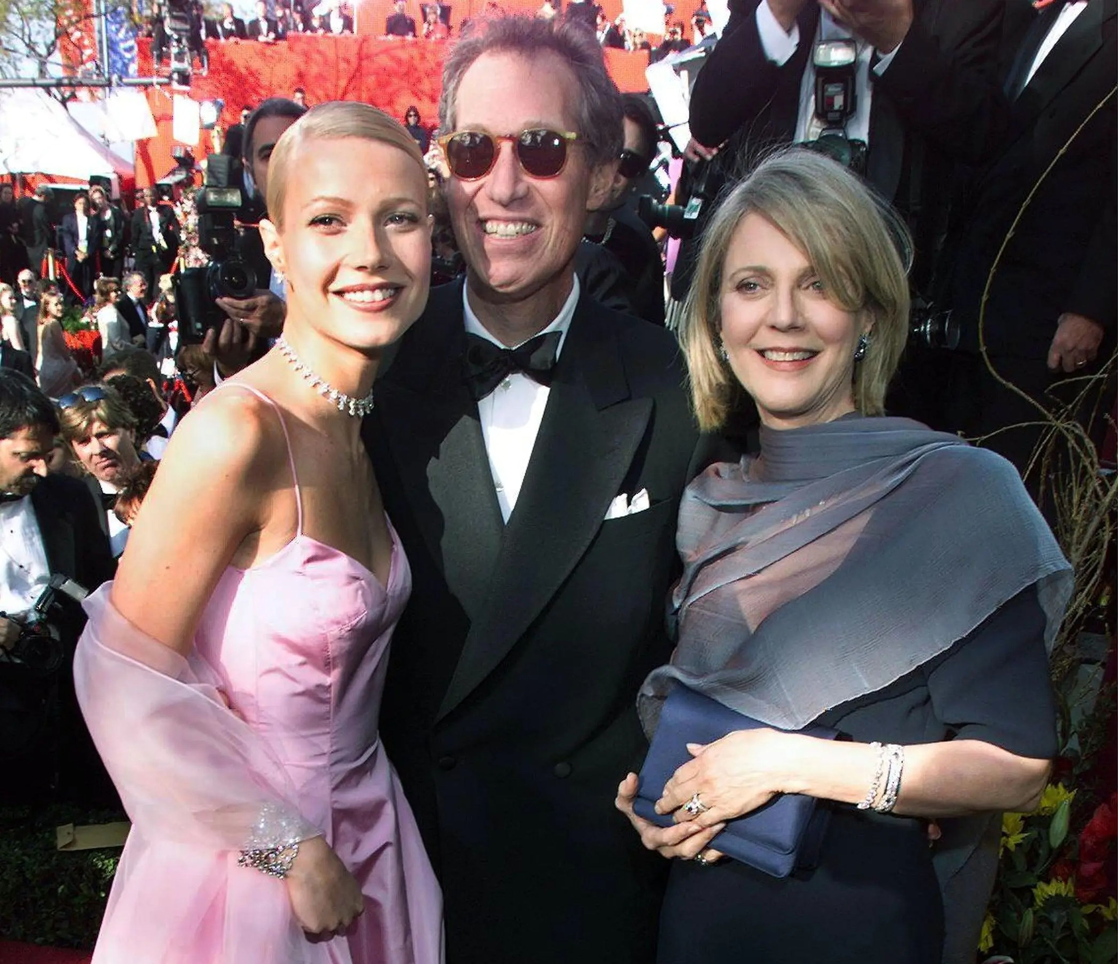 Gwyneth Paltrow fotografiada con su madre y su padre en los Ocars de 1999, donde ganó el Oscar a la mejor actriz.