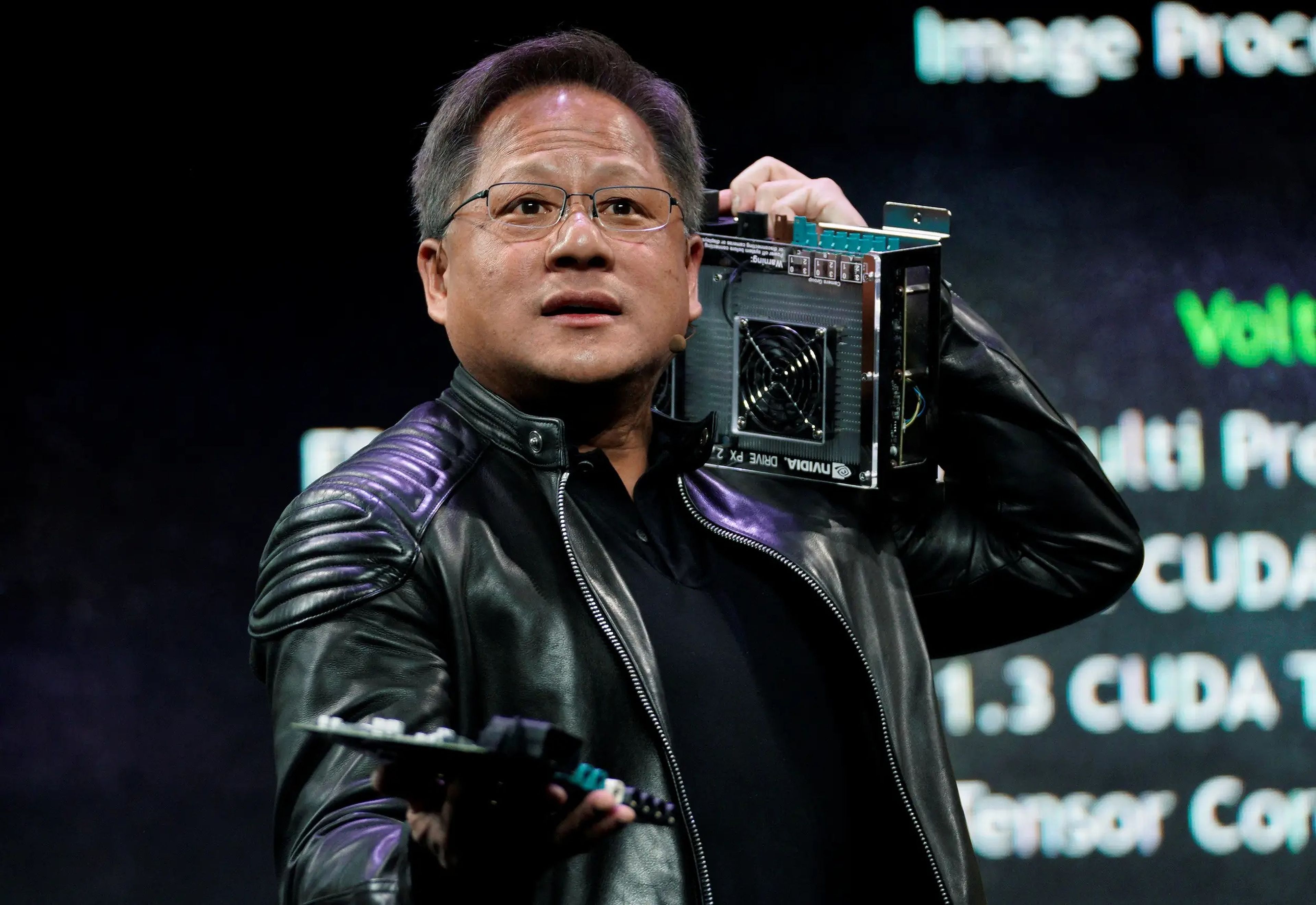Huang mostró los ordenadores antiguos (R) y nuevos para vehículos autónomos en una conferencia en Las Vegas en 2018.