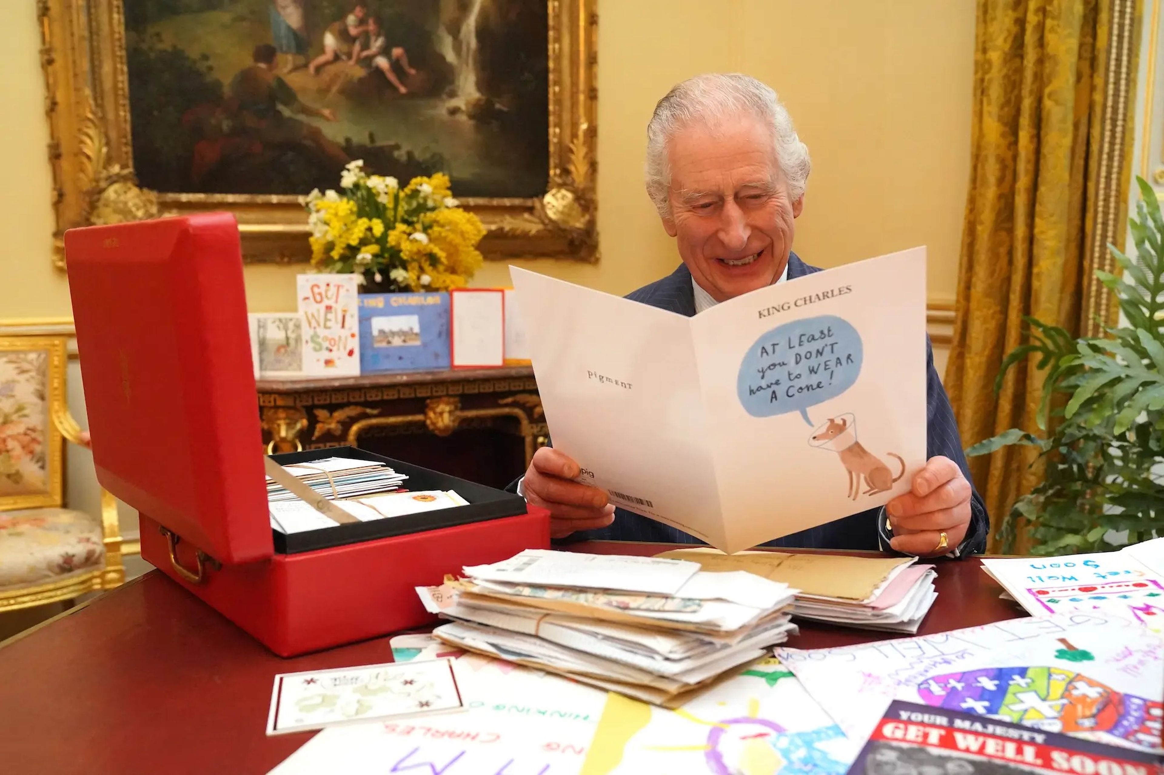 El Rey Carlos III lee tarjetas y mensajes, enviados por los que le desean lo mejor, tras ser diagnosticado de cáncer, en el Palacio de Buckingham el 21 de febrero de 2024. 