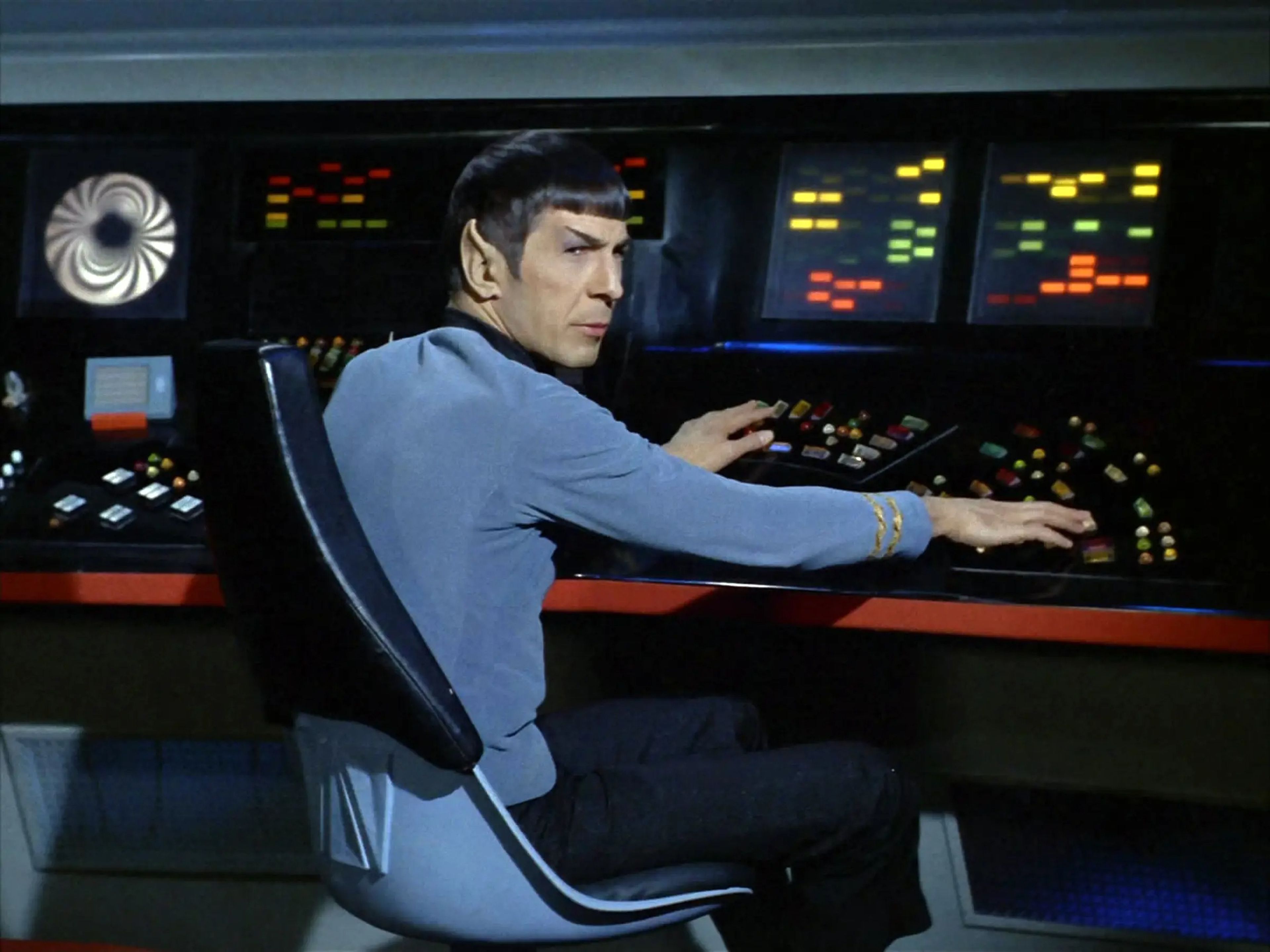 Leonard Nimoy interpretando al comandante Spock en el puente de mando de la nave en Star Trek: La serie original.