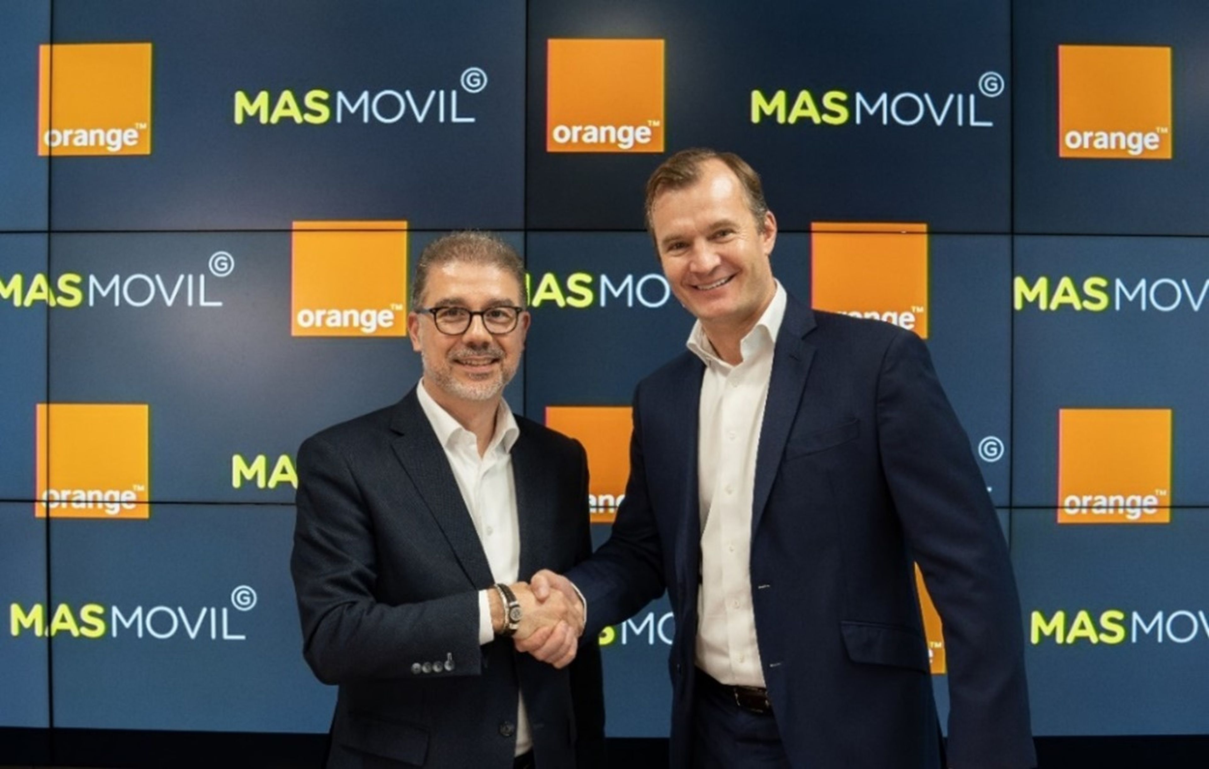 Ludovic Pech, director financiero de la joint venture de Orange España y MásMóvil Izquierda), posa junto a su CEO, Meinrad Spenger