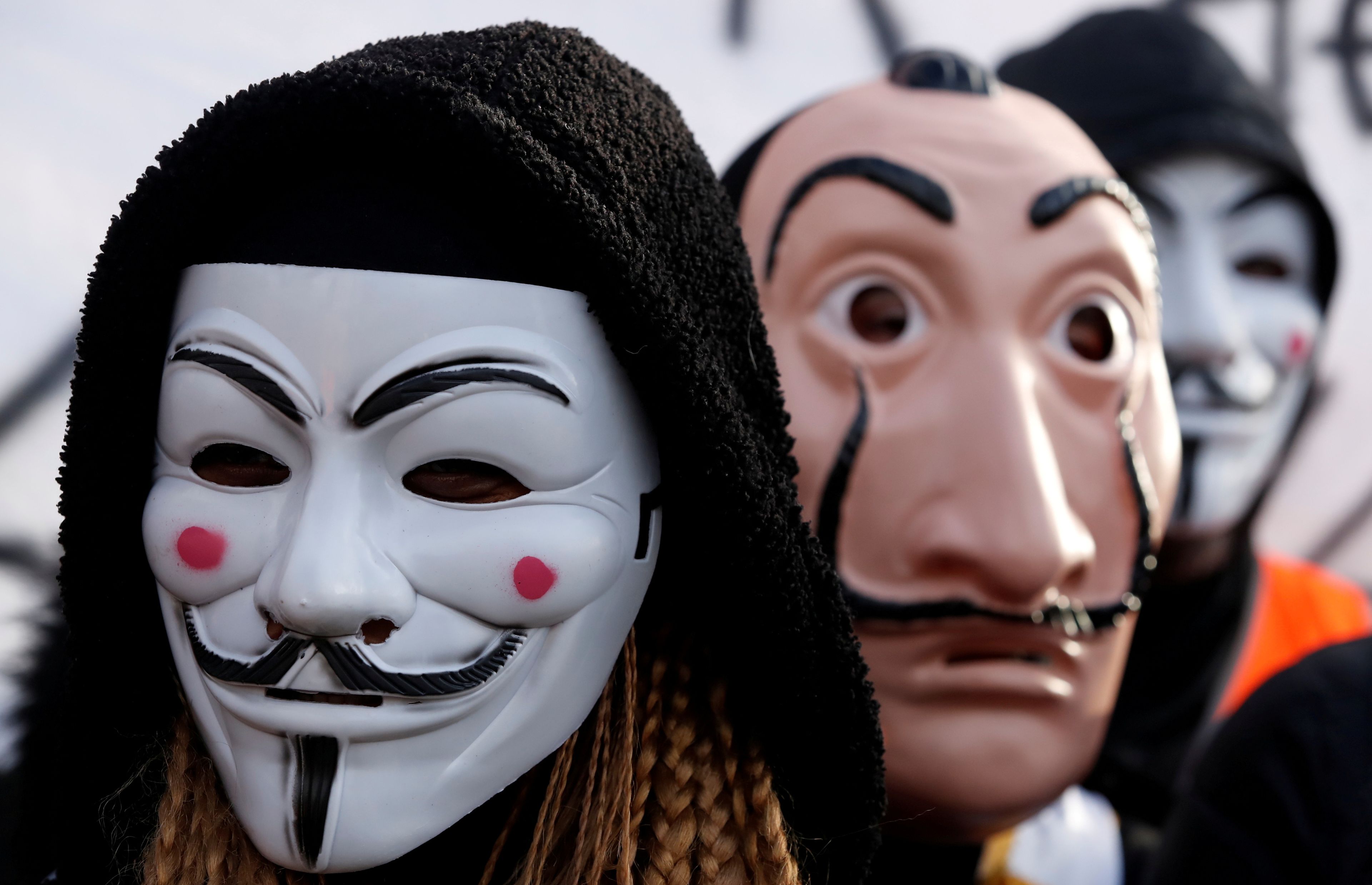 Manifestantes con máscaras de Guy Fawkes o Dalí, en referencia a V de Vendetta o La Casa de Papel.