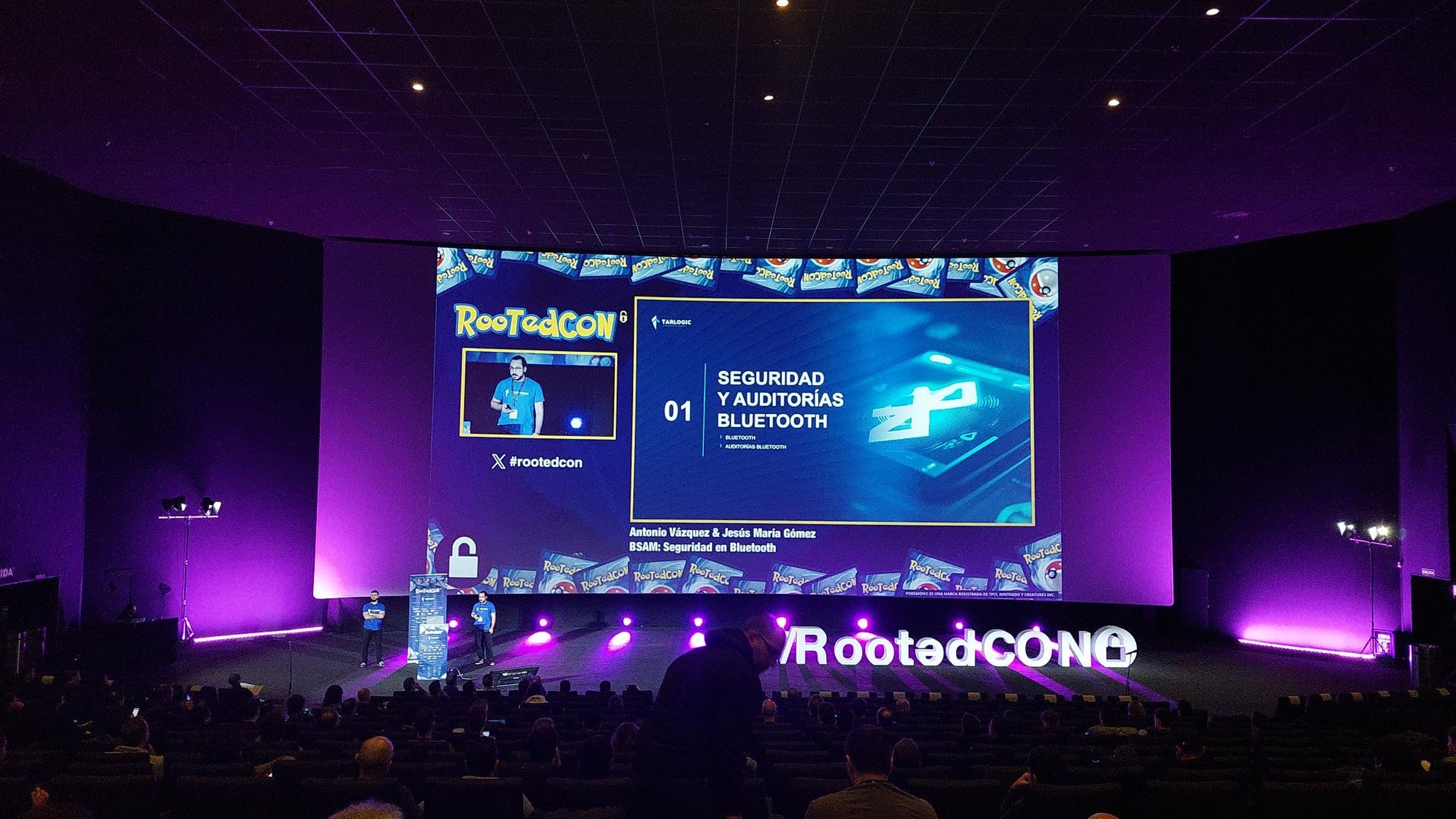 Un momento de la charla de Tarlogic en la RootedCON 2024.