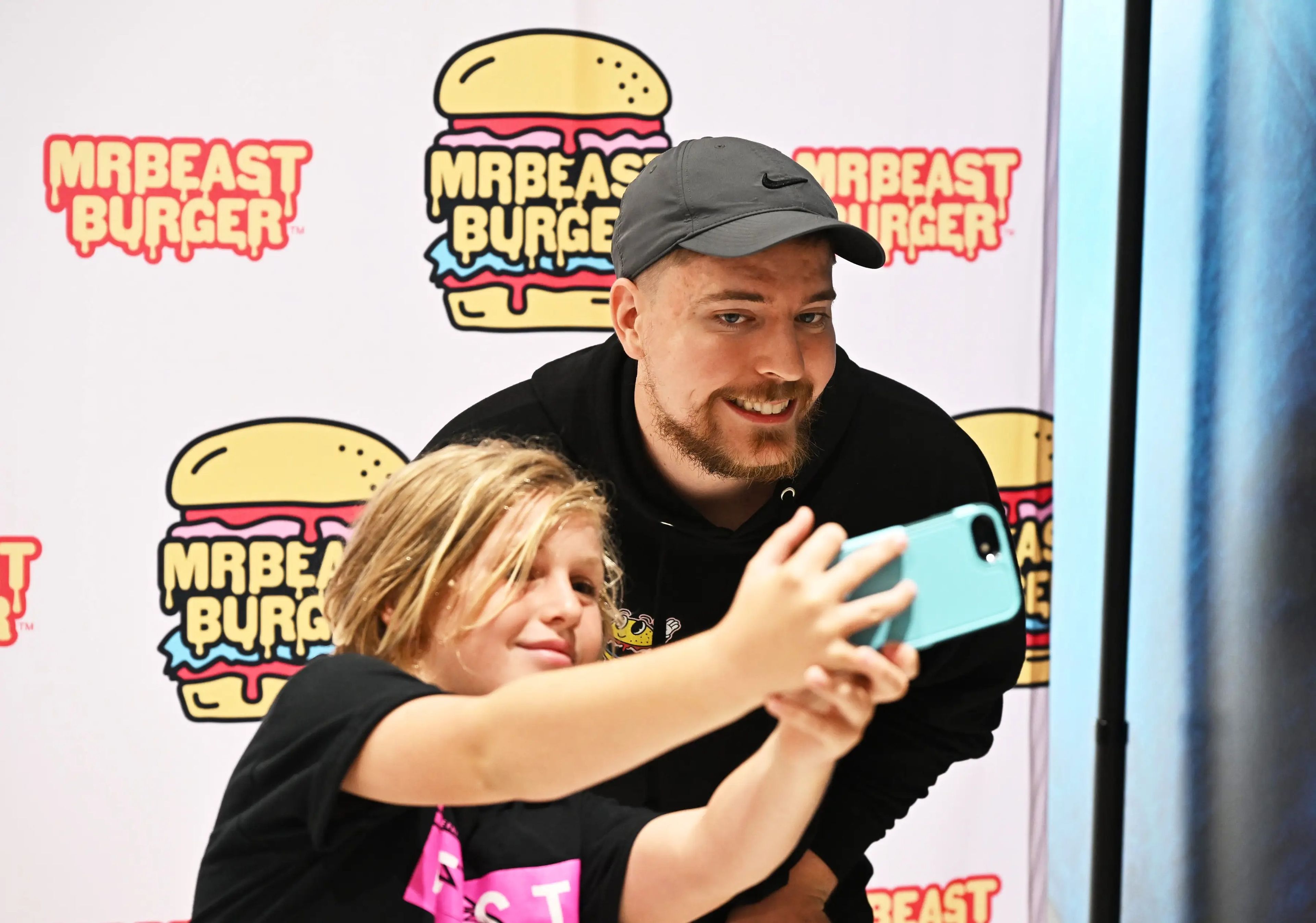 MrBeast, la mayor estrella de YouTube, se hace un selfie con un joven fan. 