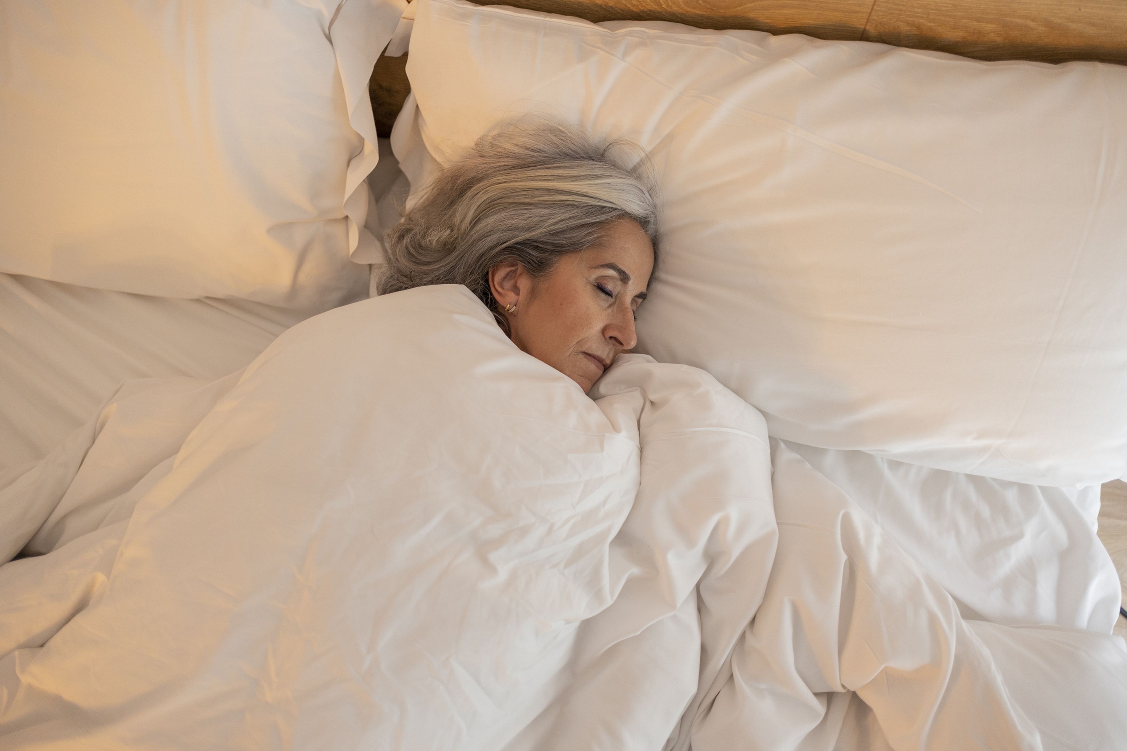 mujer dormida en la cama, dormir