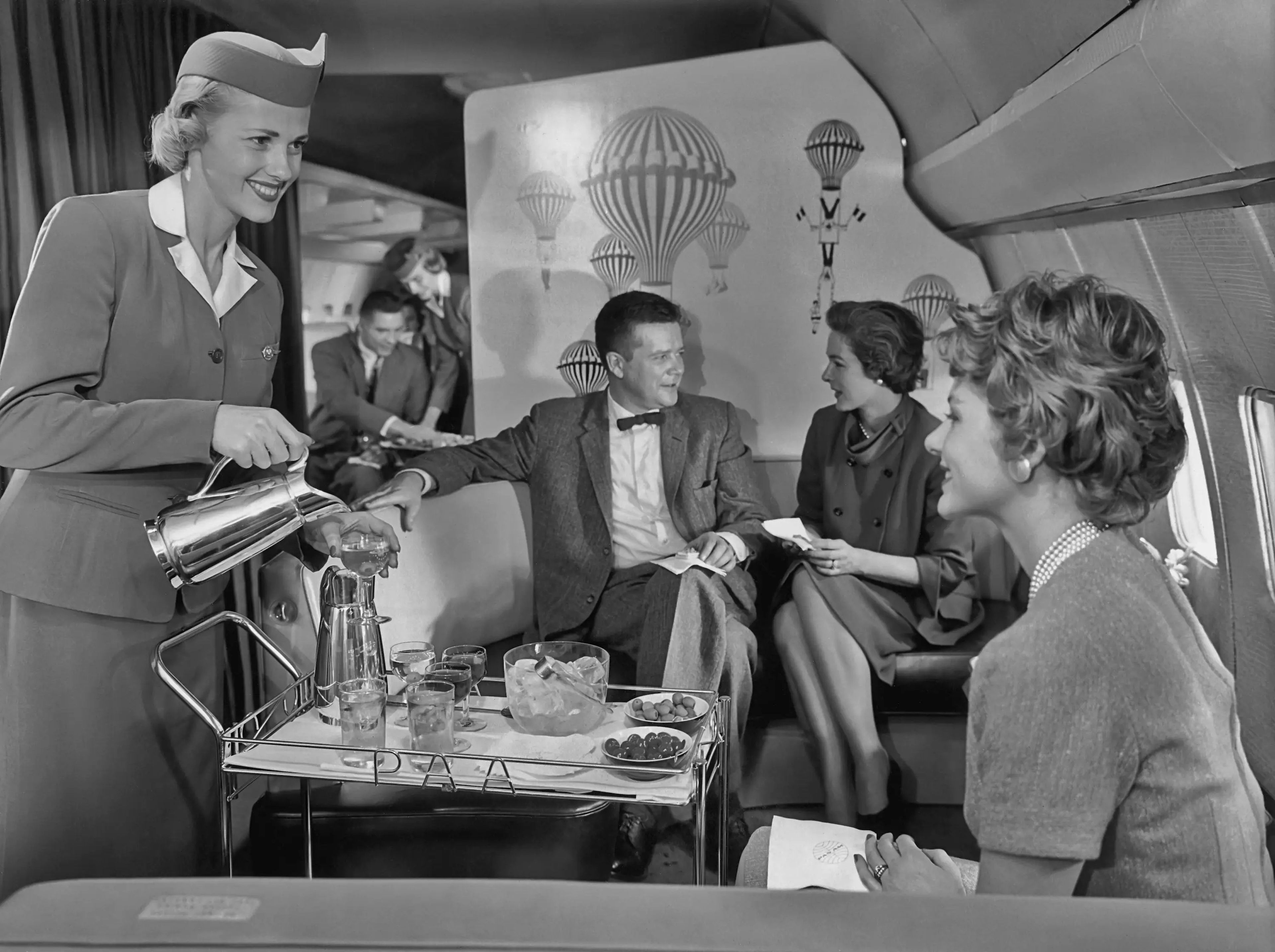 Una azafata sirve cócteles en la sala VIP de un nuevo Boeing 707 de Pan Am, hacia 1958.