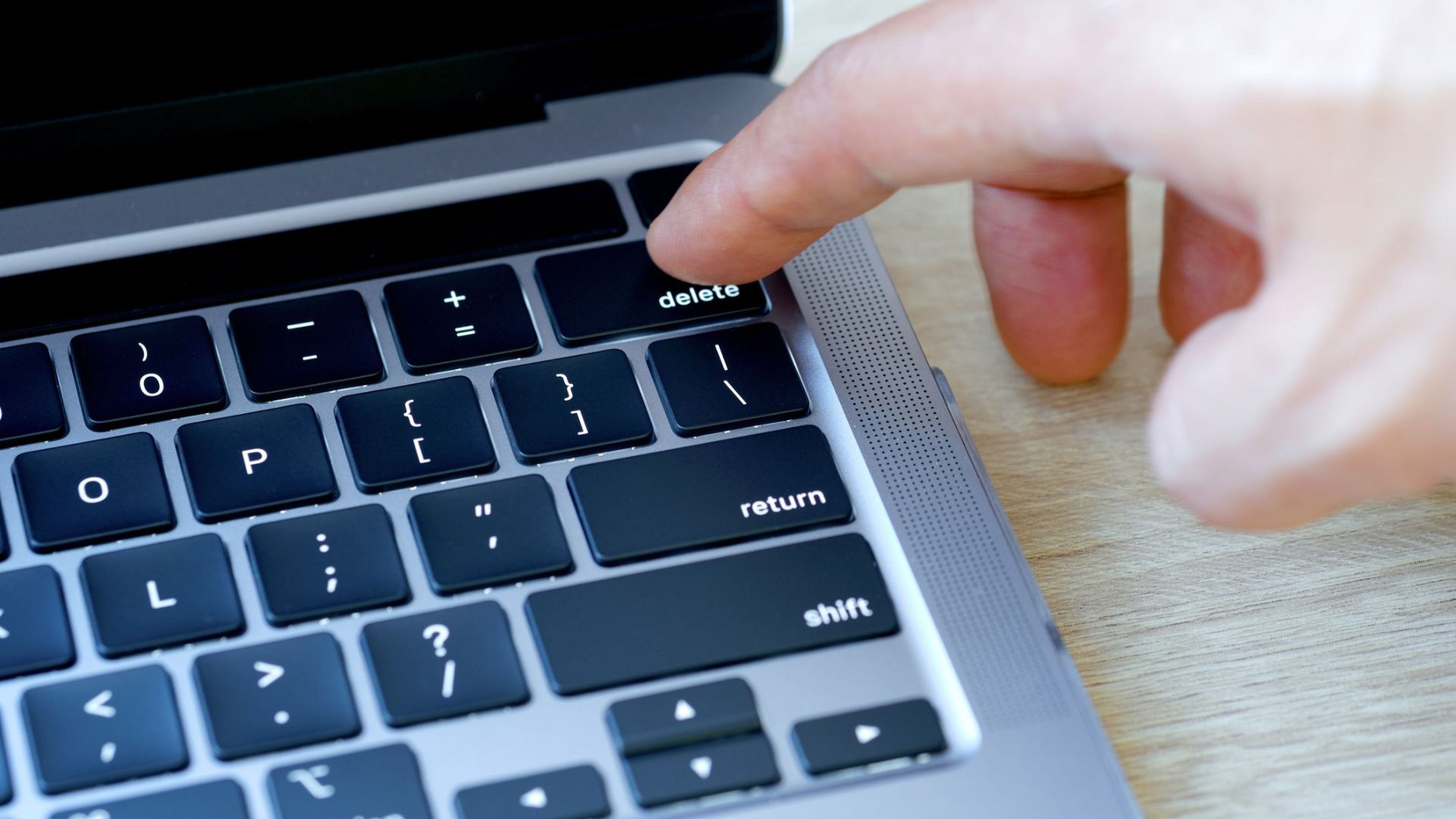 Una persona pulsa la tecla de 'borrar' en un teclado de ordenador.