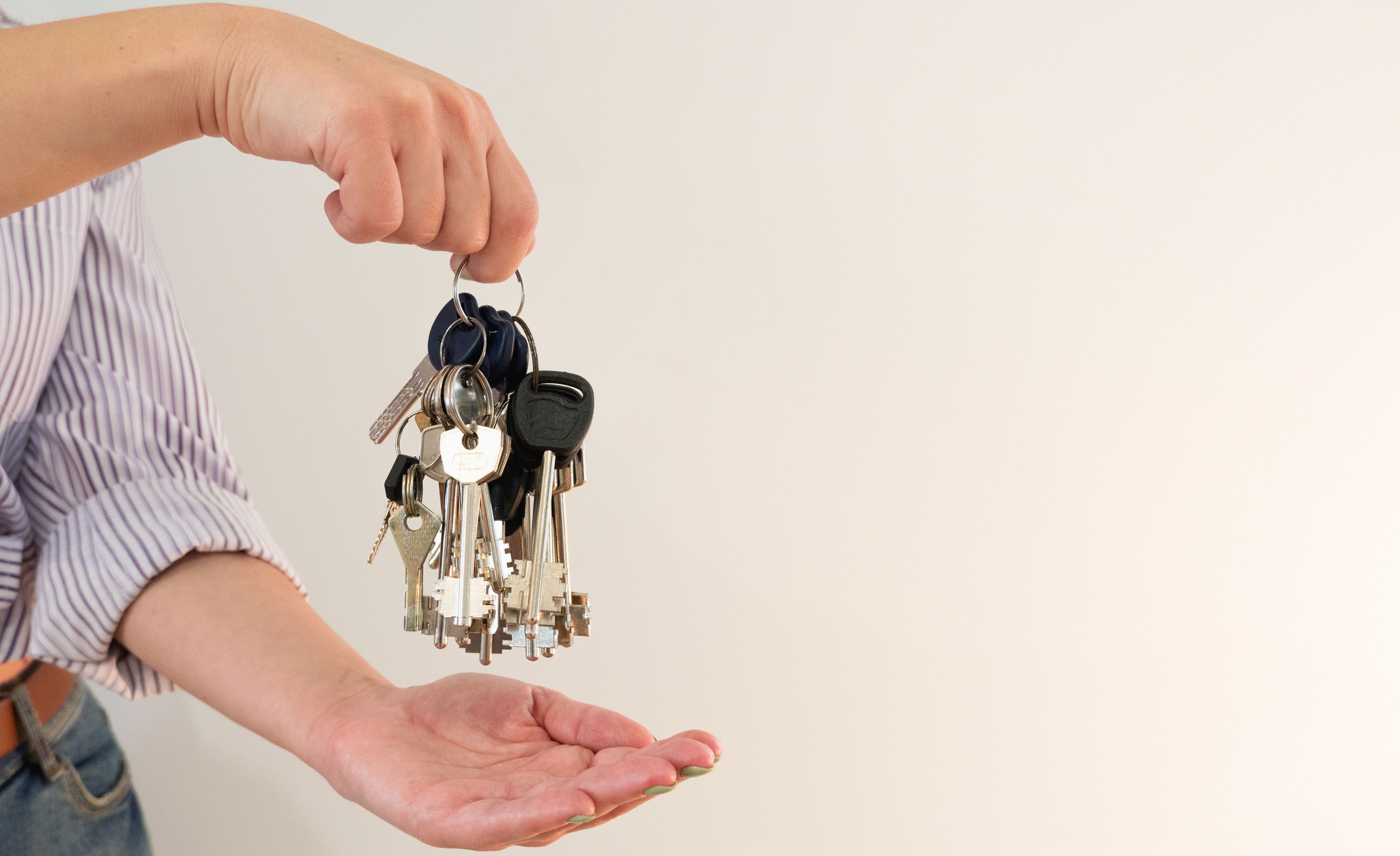 Una persona sujeta un llavero con muchas llaves.