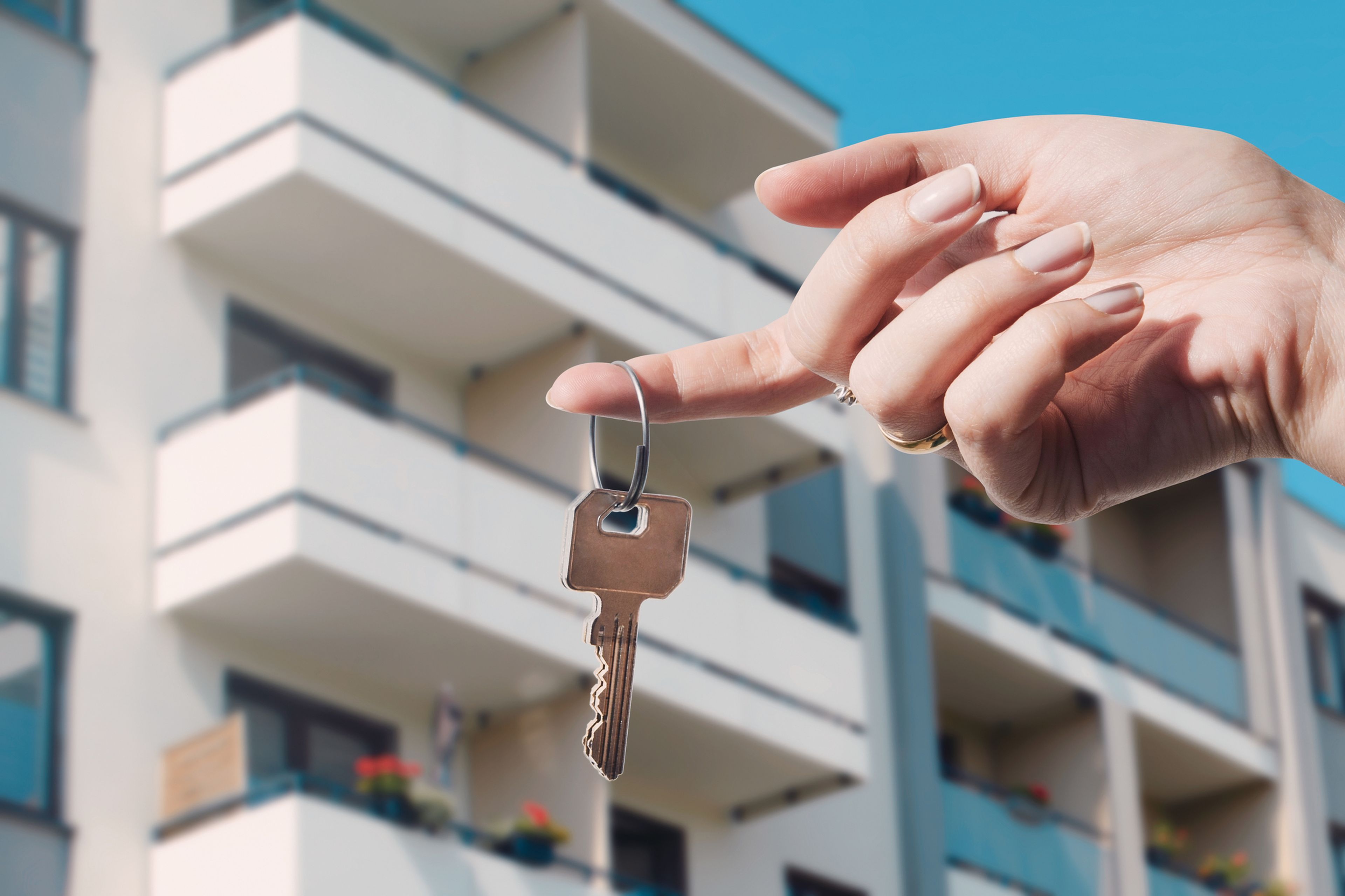 Una persona sujeta las llaves de una casa.