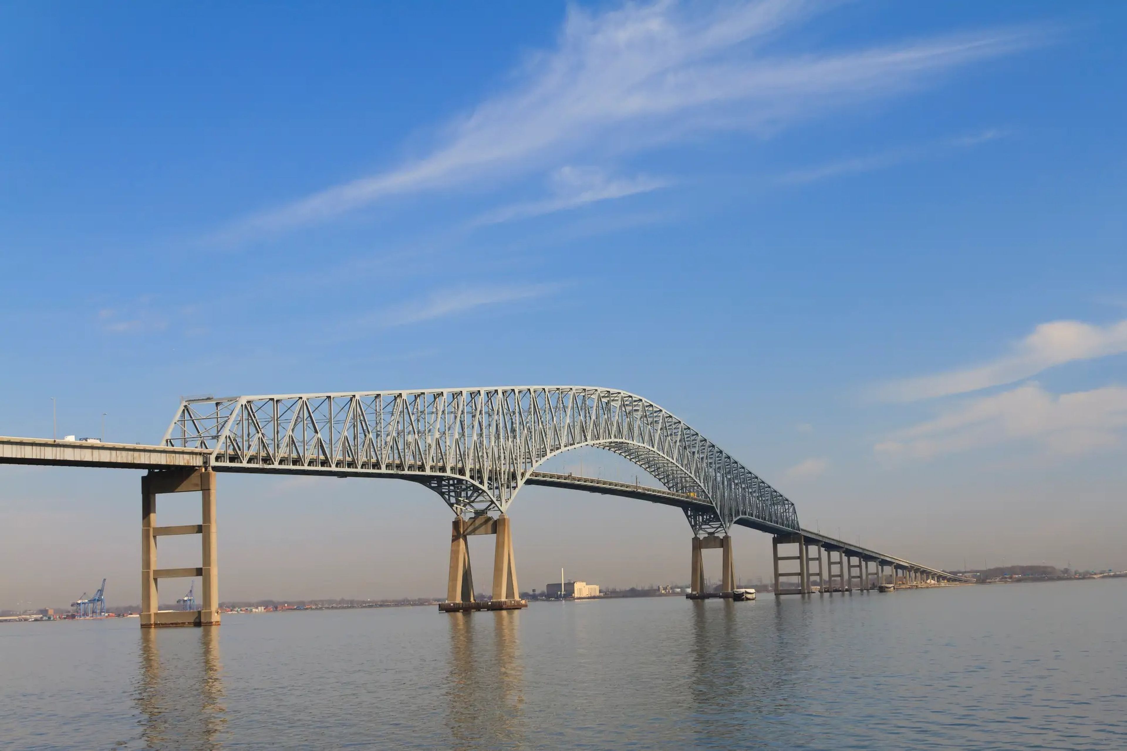 El puente Francis Scott Key, llamado así por Francis Scott Key, autor de la letra del himno de Estados Unidos.