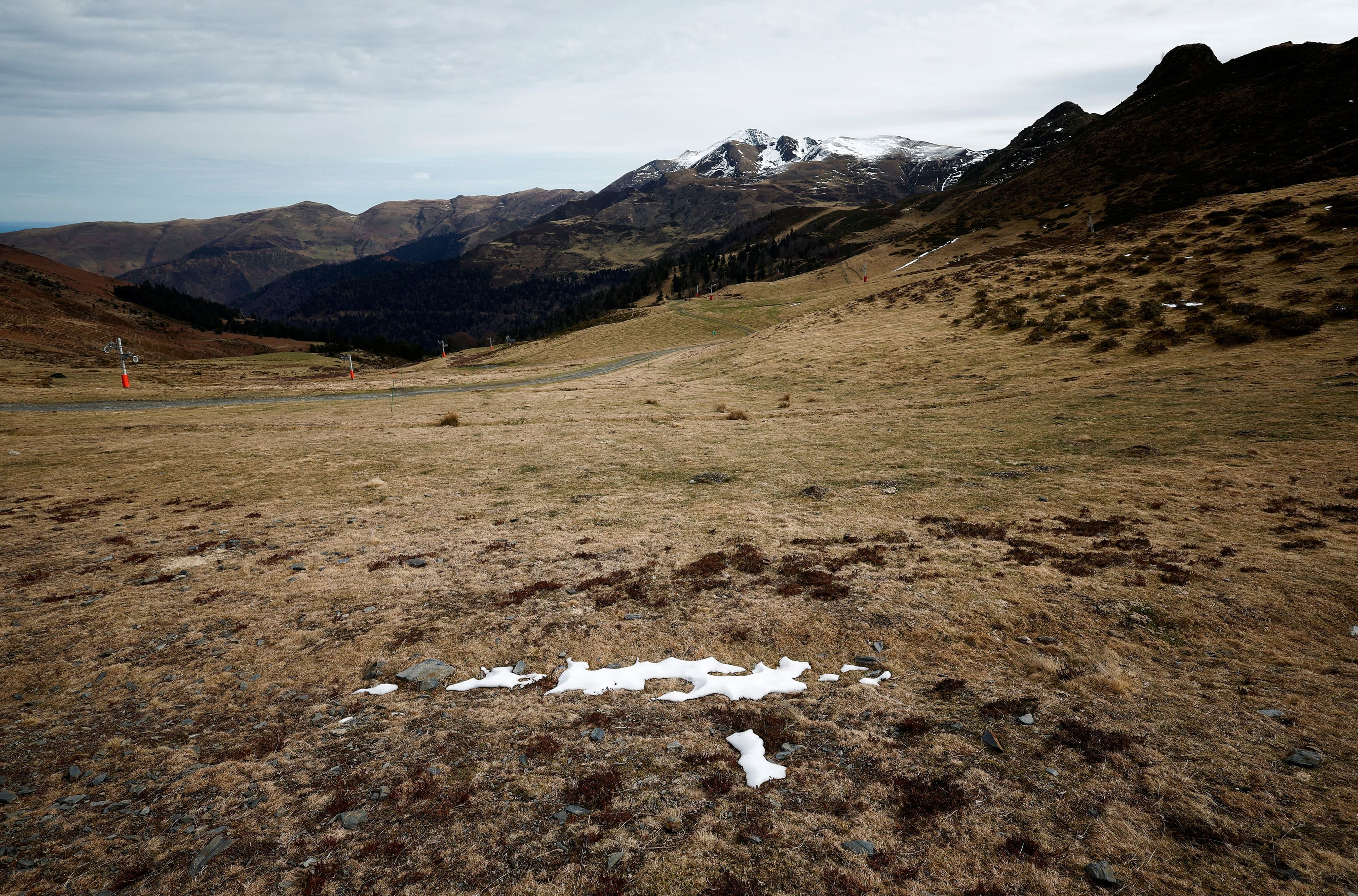 Estación de esquí de Hautacam en Beaucens, Altos Pirineos, suroeste de Francia, cerrada por falta de nieve el 21 de febrero de 2024.