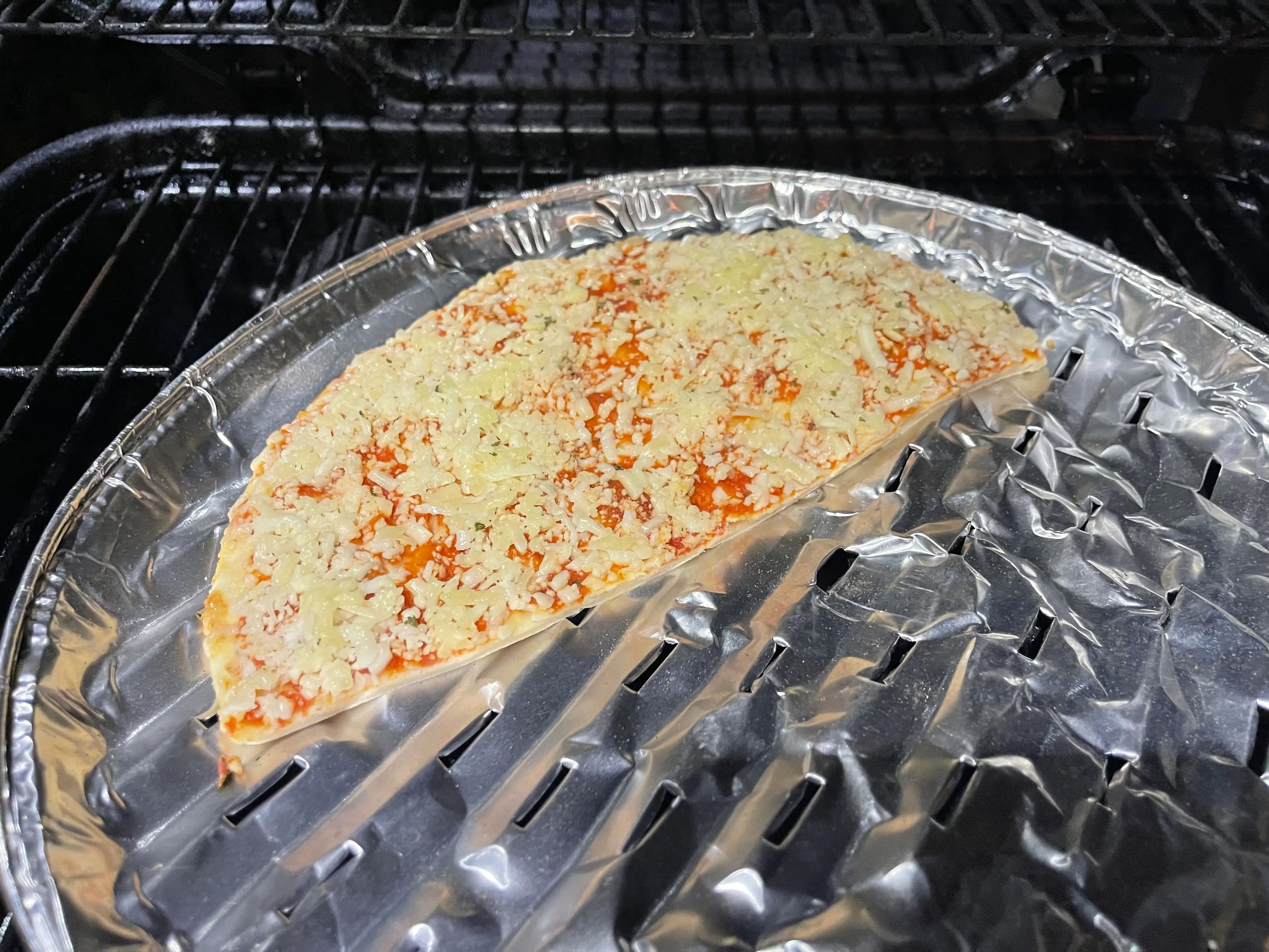 Decidí cocinar la pizza en la parrilla en una bandeja de aluminio.