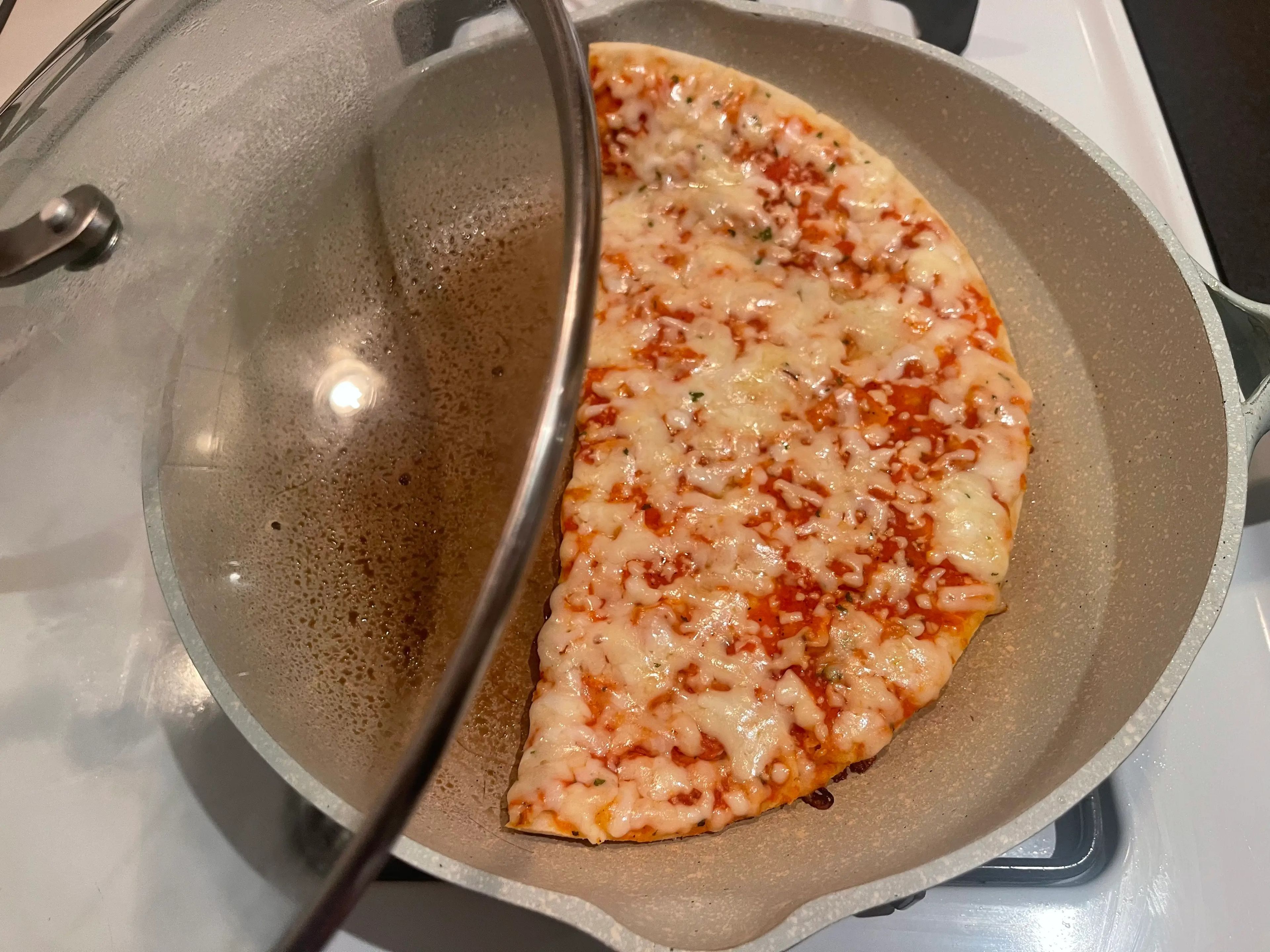 El resultado fue una pizza deliciosa con el queso muy fundido.