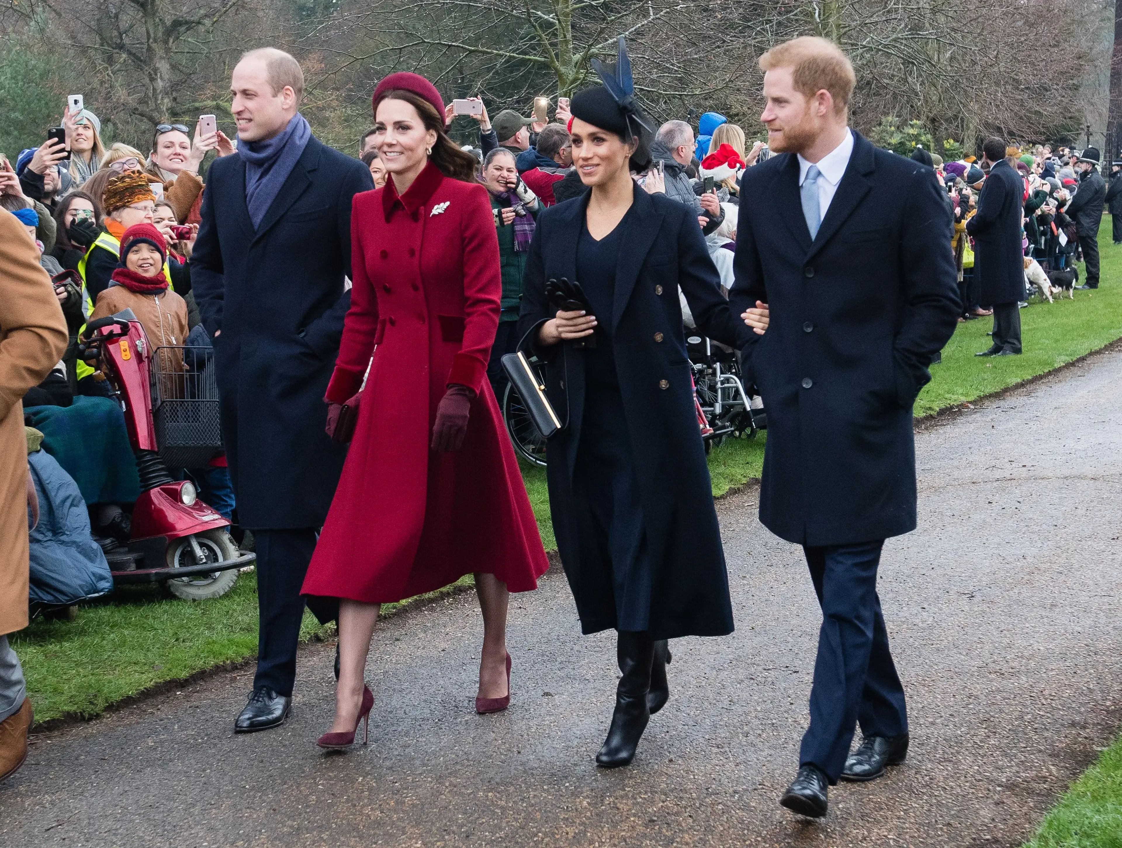 El príncipe Guillermo, Kate Middleton, Meghan Markle y el príncipe Enrique visitando Sandringham en 2018. 