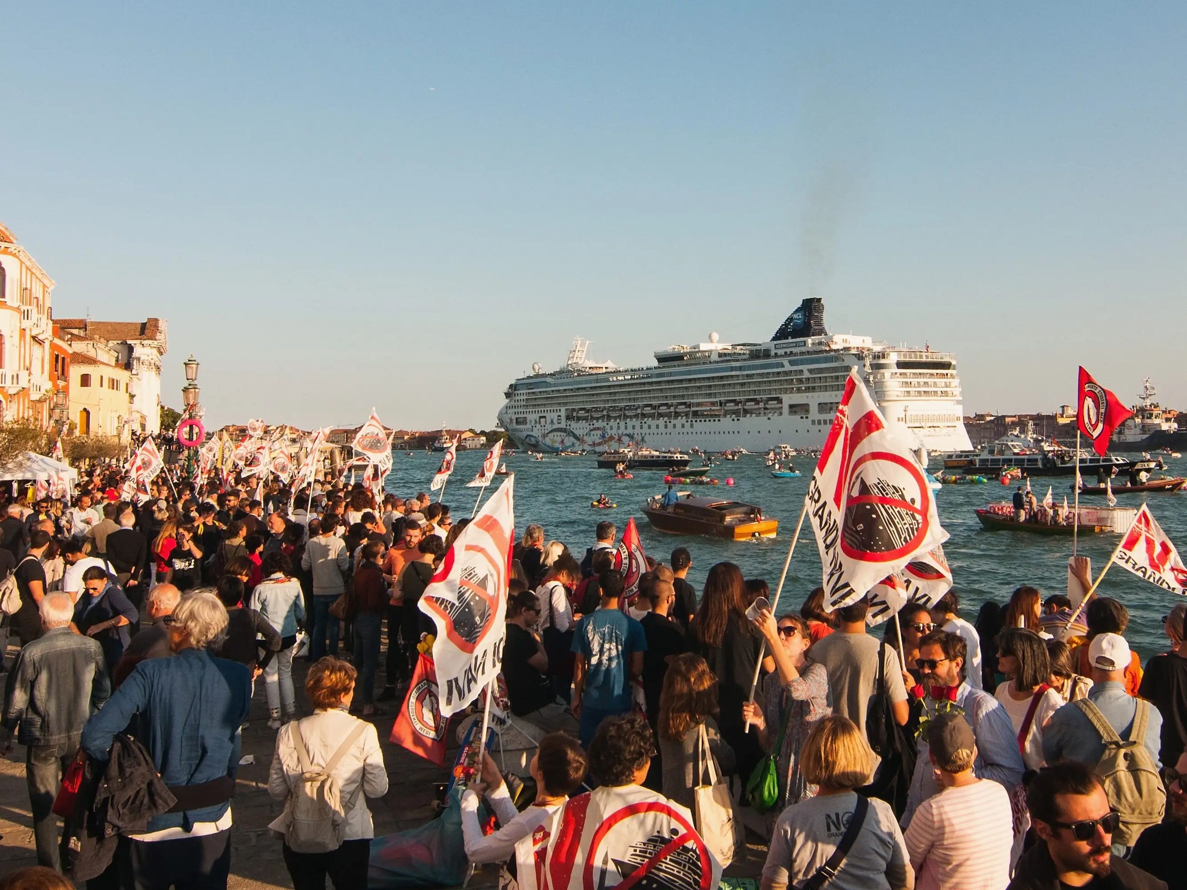 Los buques de más de 96.000 toneladas tienen prohibida la entrada en el canal de la Giudecca de Venecia (Italia).