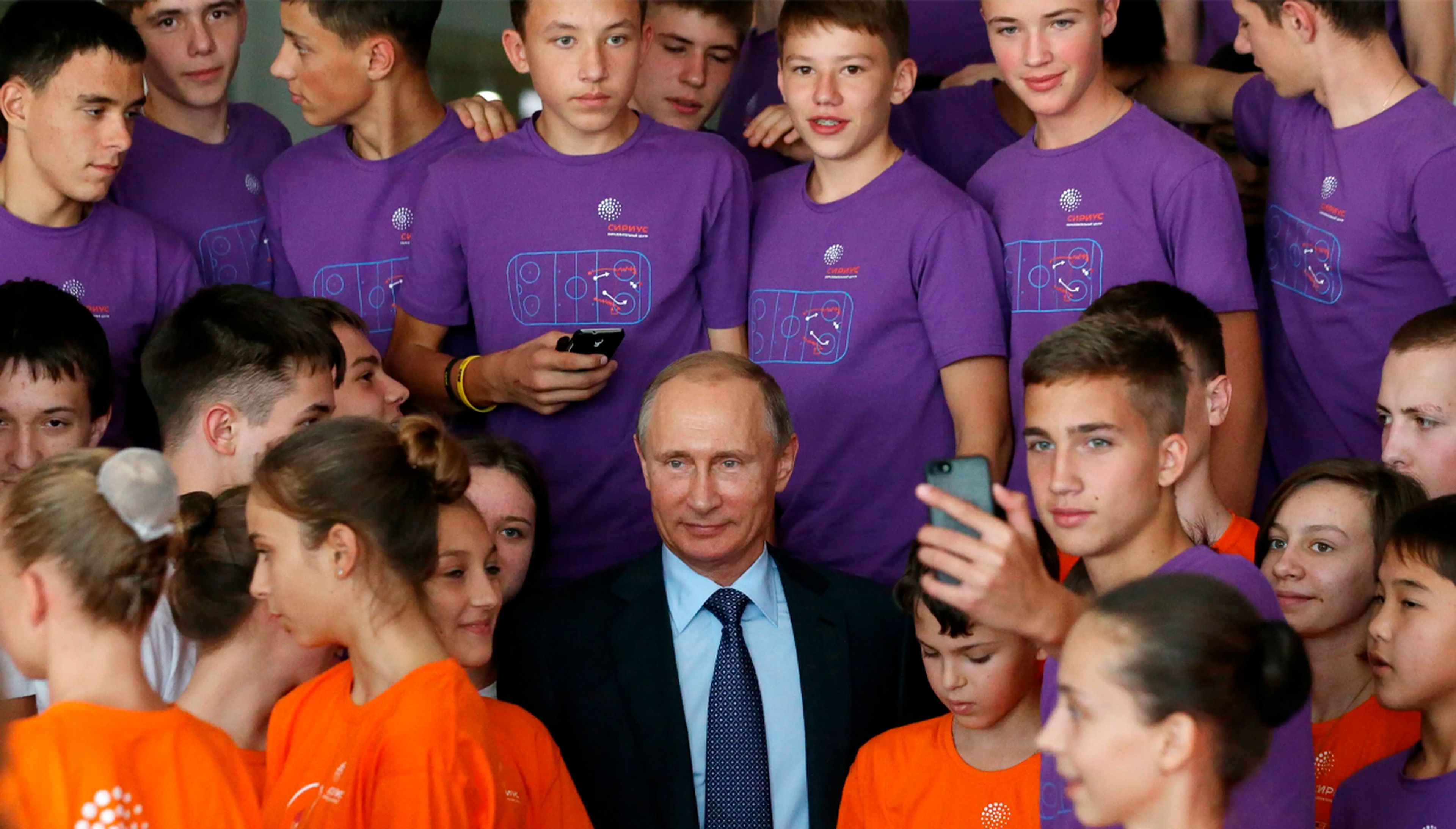 Putin posa con estudiantes durante una reunión para el Concurso Maestro del Año de Rusia en el centro de educación infantil Sirius el 8 de octubre de 2015 en Sochi, Rusia.