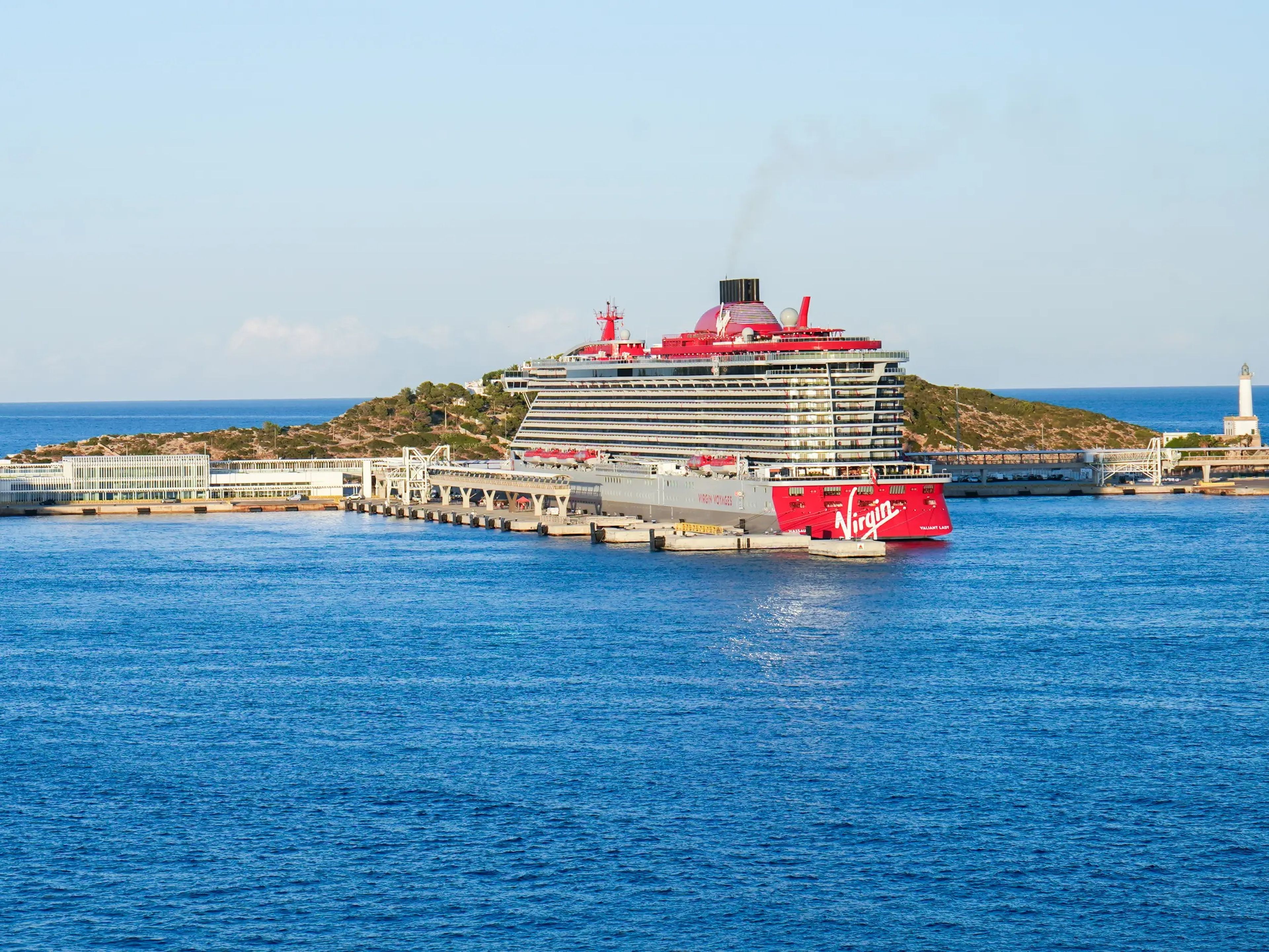 El buque Valiant Lady de Virgin Voyages atracado en Ibiza.