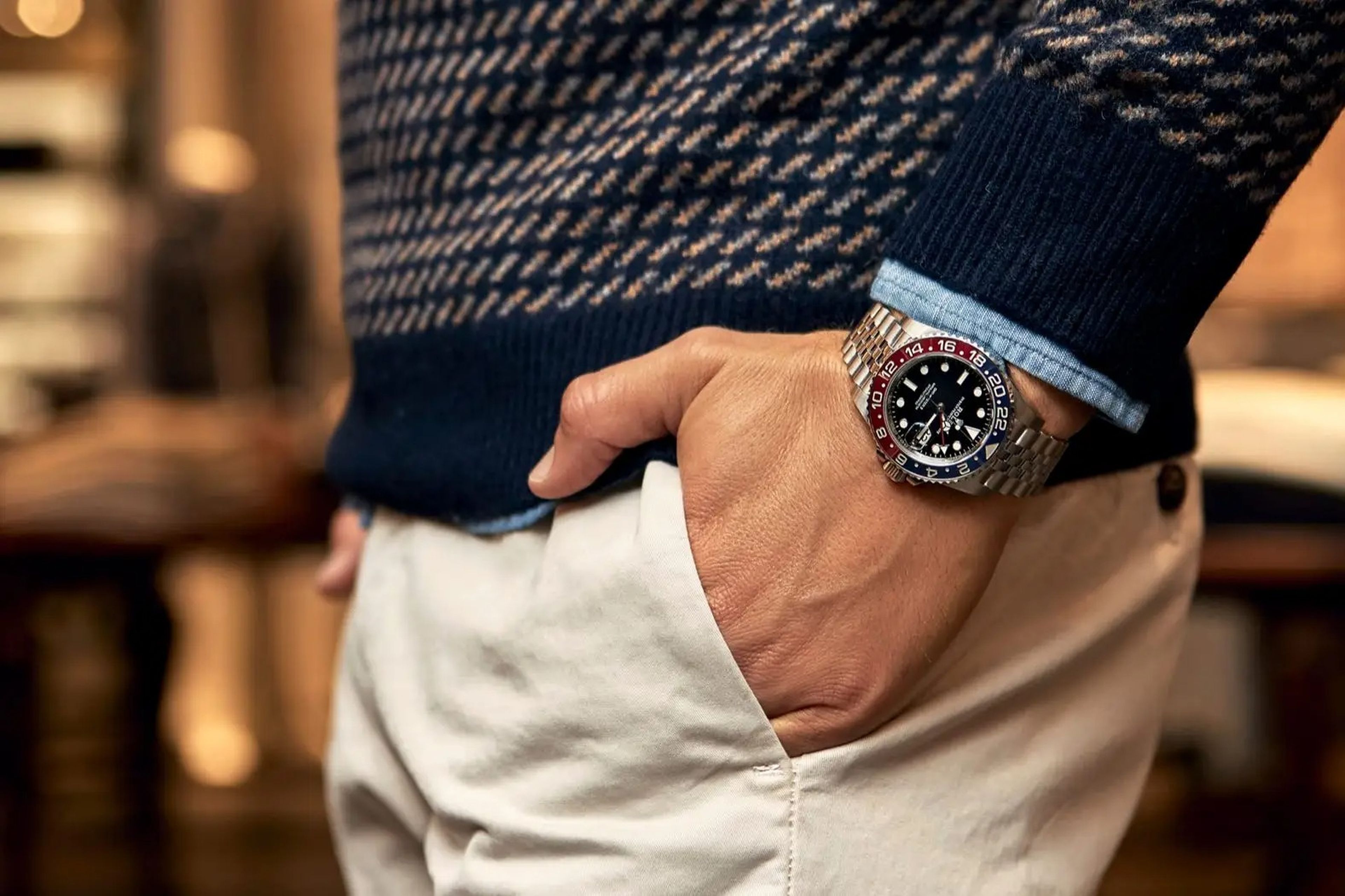 Diseñado como reloj de piloto, Rolex introdujo el GMT en 1955 con una aguja y un bisel bicolor para seguir las 24 horas del día.