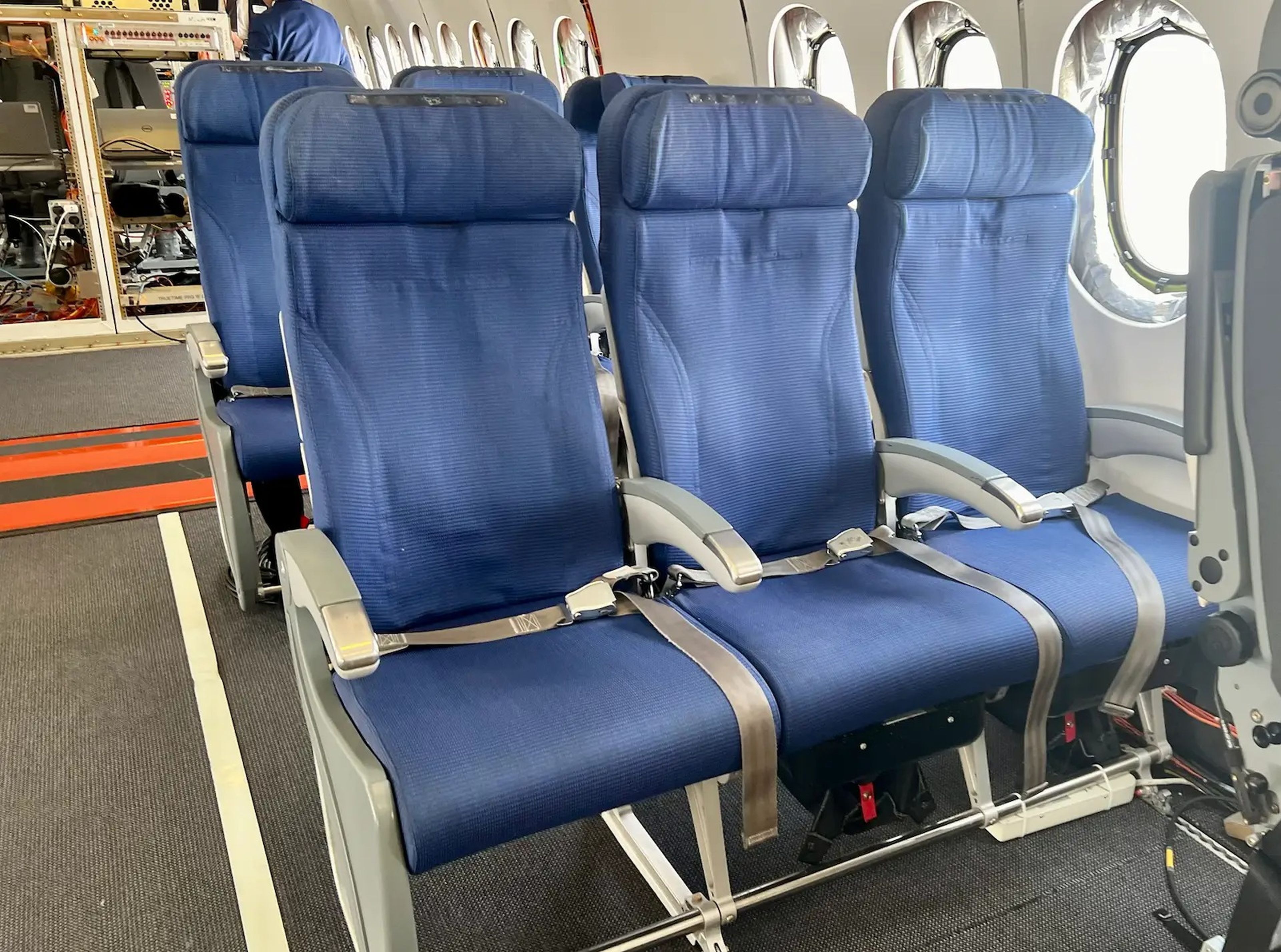Hay filas de asientos de pasajeros para transportar a los ingenieros.